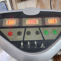 ئەم ئامێرە پێی دەوترێت Vibration Plate / Body Massager واتە ئامێرێکی ل...