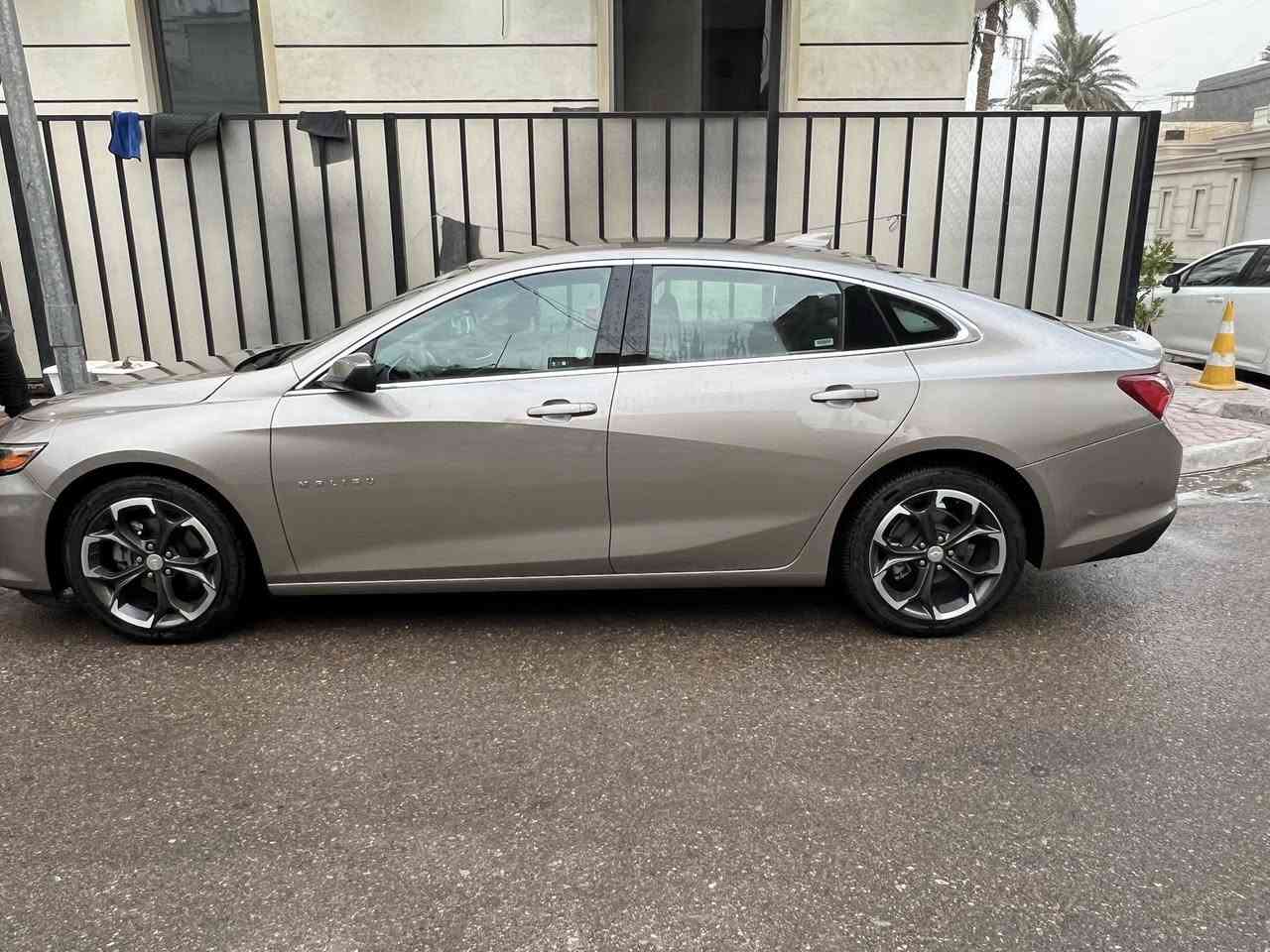 السلام عليكم للبيع
ماليبو امريكي لون ذهبي 
موديل ٢٢ 
رقم اريبل جديد 
سعر ١٢٢ وبي مجال 
مكان سياره المنصور 
حادث باب 
رقم ***********
ماشيه ١٩ الف ميل 
بصمه كشن كهرباء 
فول بدون فتحه
