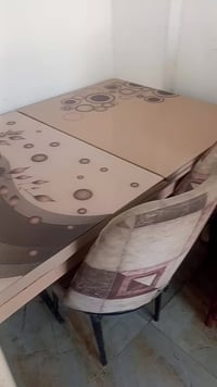 ميز طعام • نضيف • سعر مناسب