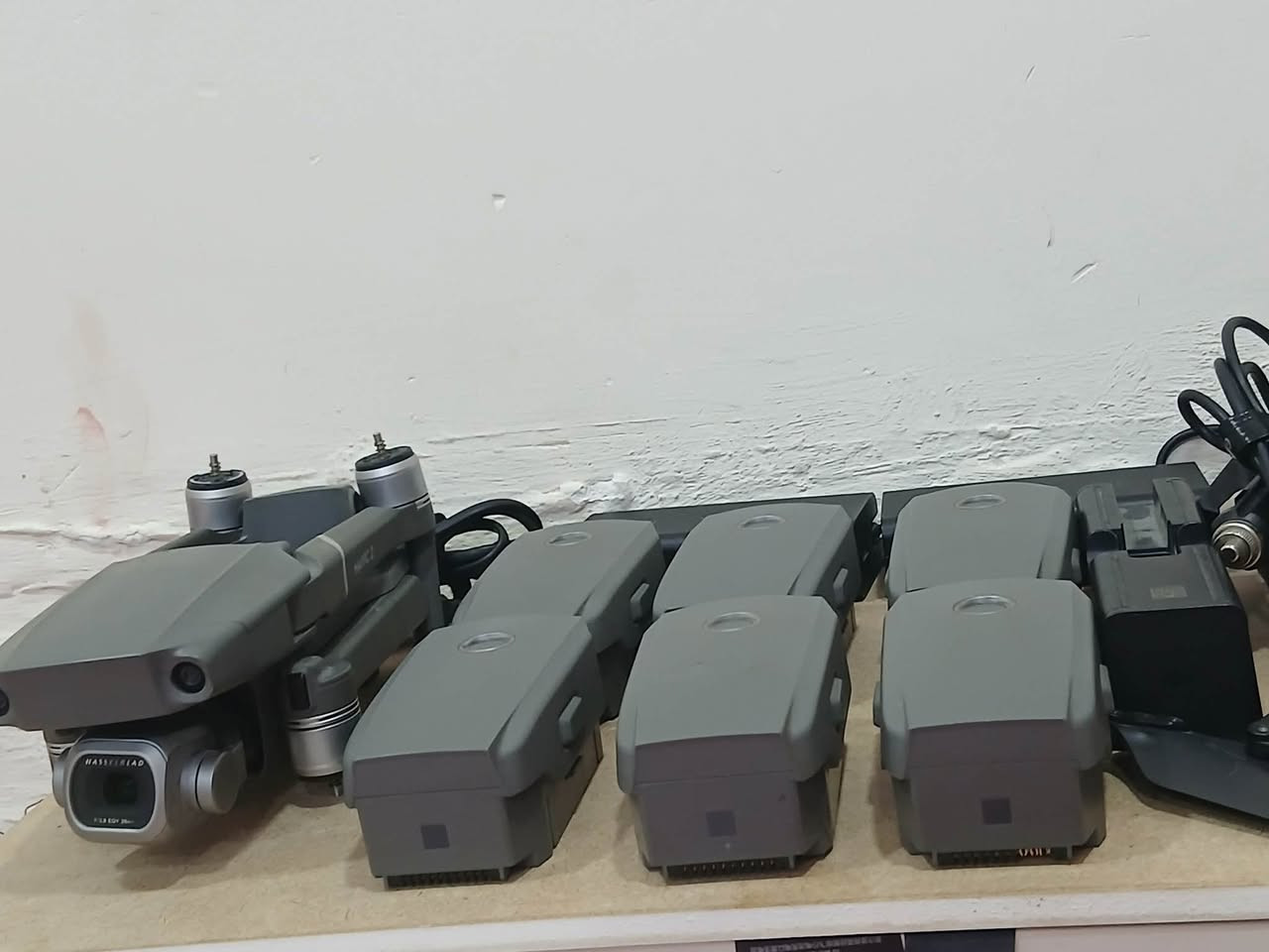 Dji Mavic 2 pro 
—————————
الملحقات  :
1- يجي وياها 6 بطاريات اصلية 🔋
2-يجي وياها 3 وصلات ايفون + تايب سي 🪢
3- توصلاه تحول البطاريه الى بور بانك تشحن بيها تليفونك 
4-جوستكات اضافيه احتياط 
5- قبق حمايه كمبل 
6-شاحنه رباعيه + شاحنه عاديه عدد 2 + شاحنه مال سياره 
7- يجي وياها جنطه اصليه + الكارتونه …
…………..
⚠️
الدرون نضيفه جداً  نضافتها 99% 
اخت الجديده تفيد المصورين وجماعت المسح الجوي ……توصيل ما عندي تجي تفحص بيدك وتاخذها 

…………
العنوان : بغداد 
الرقم : ***********
