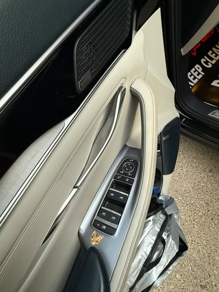 السلام عليكم BYD SONG PLUS 2025 اعلى فئه وارد خليجي لون اسود رقم اربيل باسمي تحويل ثاني يوم هزه جديده ماشيه (23000)كم قابل للزيادة داخل لونين أوف وايت واسود وتطريز برتقالي 4WDسياره كفاله عامه ما عدا الصندوق الخلفي بي ضربه ما مصلحه على وضعه 
اخوان وارد خليجي وليس صيني وارد خليجي من الوكاله وأعلى مواصفات وبعدها بالضمان مال الوكالة 
سعر (39) مليون وبيه مجال 
مكان سياره بغداد زيونه رقم تواصل (***********)
