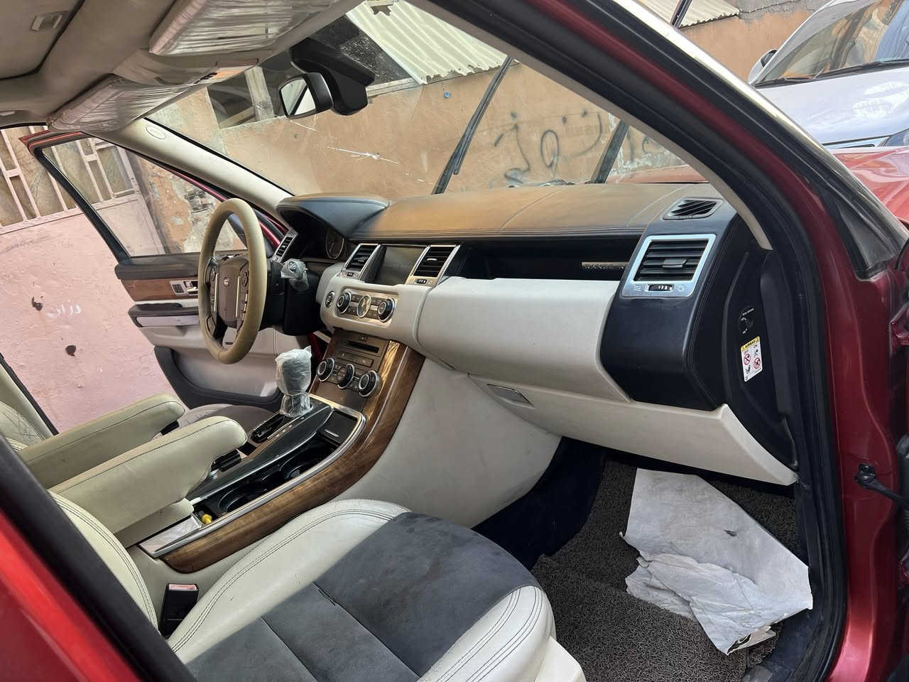 رانج للبيع 
موديل ٢٠١٠
خليجي وكاله سردار 
بيهه صبغ باب السايق وباب وراه كلير بس 
فول مواصفات 
رقم بغداد 
مكان السياره بغداد الحريه البستان 
بيهه نواقص قليله ( فتحه سقف / ماطور جكات ) 
السعر ١٠٠ وبيهة مجال لشراي 
الرقم ***********
