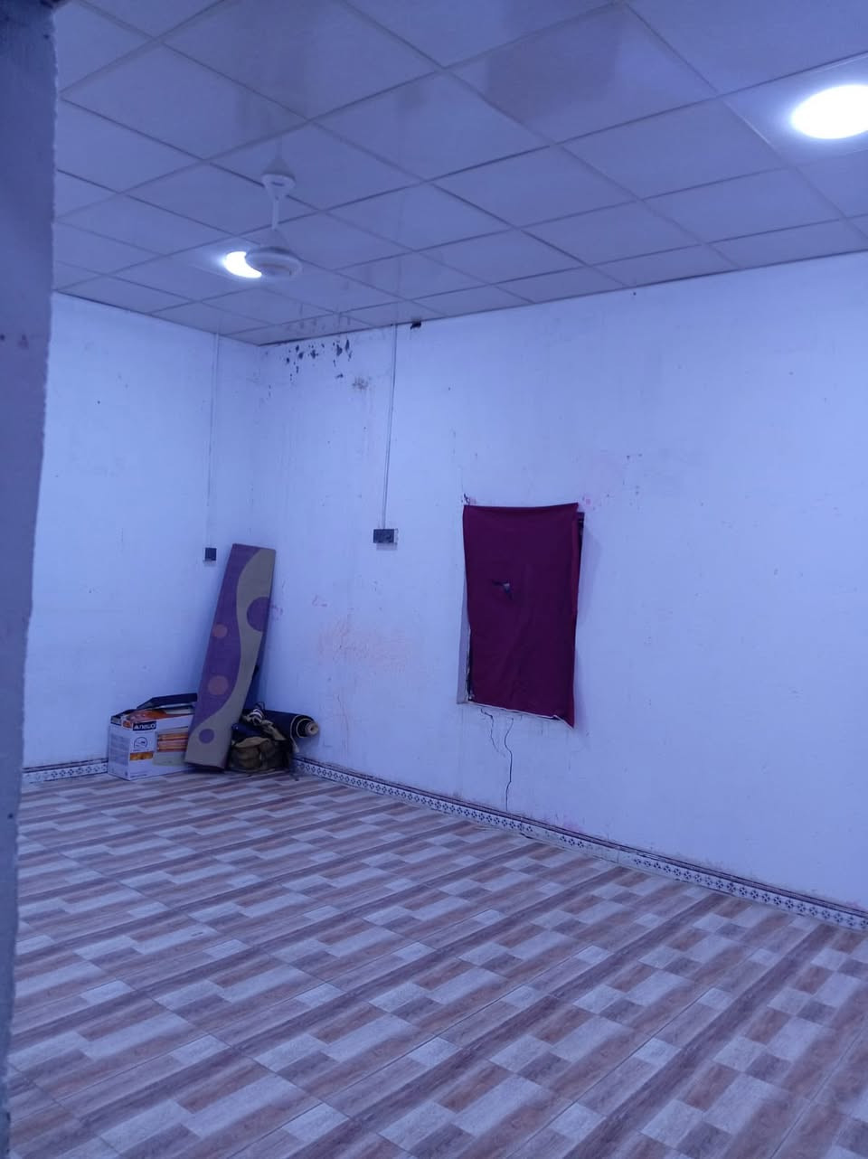 السلام عليكم بيت في الحيانيه حي الحسين شارع القائد أول لاين يحتوي على استقبال غرفتين وصاله ومطبخ وصحيات 
للبيع للستفسار او تراسل خاص***********
