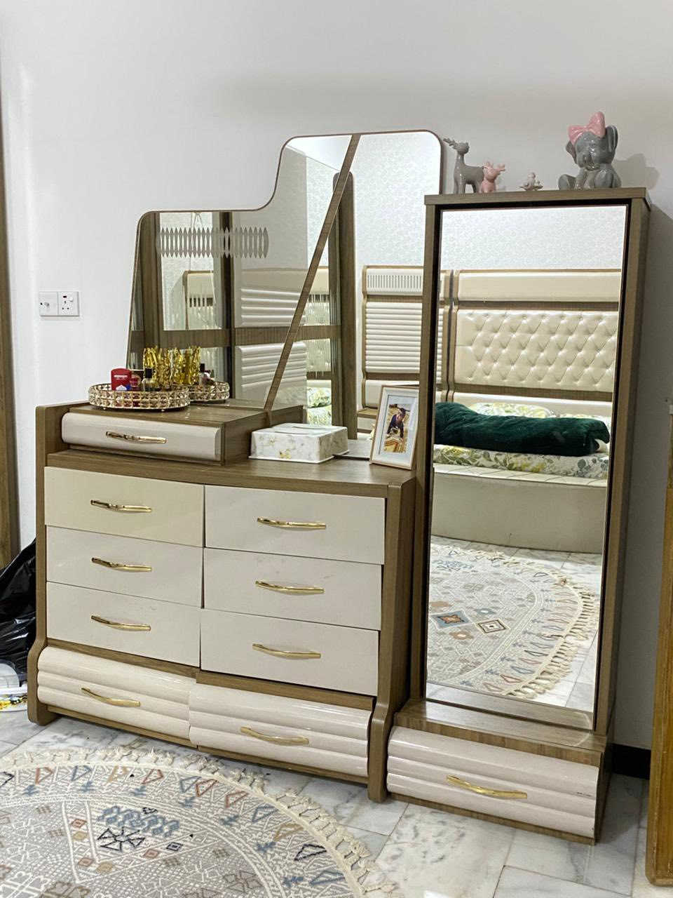 غرفة نوم للبيع نظيفة مع جميع الملحقات في الصور للاستفسار واتساب ***********
