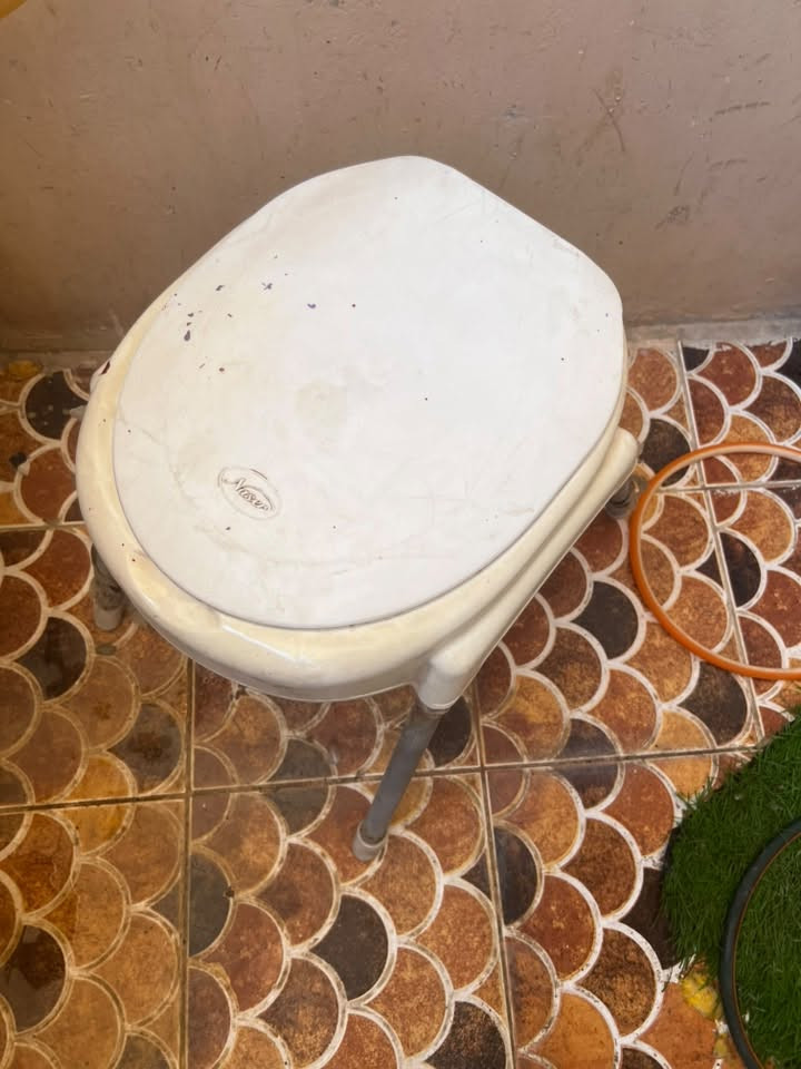 غراض مستعملة للبيع.
لكراسي  بلاستك أصليات ب27
مقعد جديد ونضيف ب10
سنك 8
قفص بلبل ب8 
ميز طعام ب12 
للاتصال ***********. بغداد.
