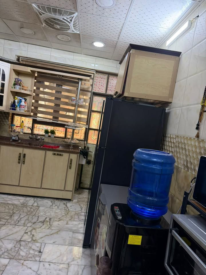 بيت للبيع مساحة ٧٠ متر الامين الثانيه منطقه ممتازه يحتوي غرفتين وحمام طابق ثاني وطابق اول استقبال ومطبخ وهول وصحيات بناء ٢٠١٧ ب١٨٠ وبي مجال للاستفسار ***********
