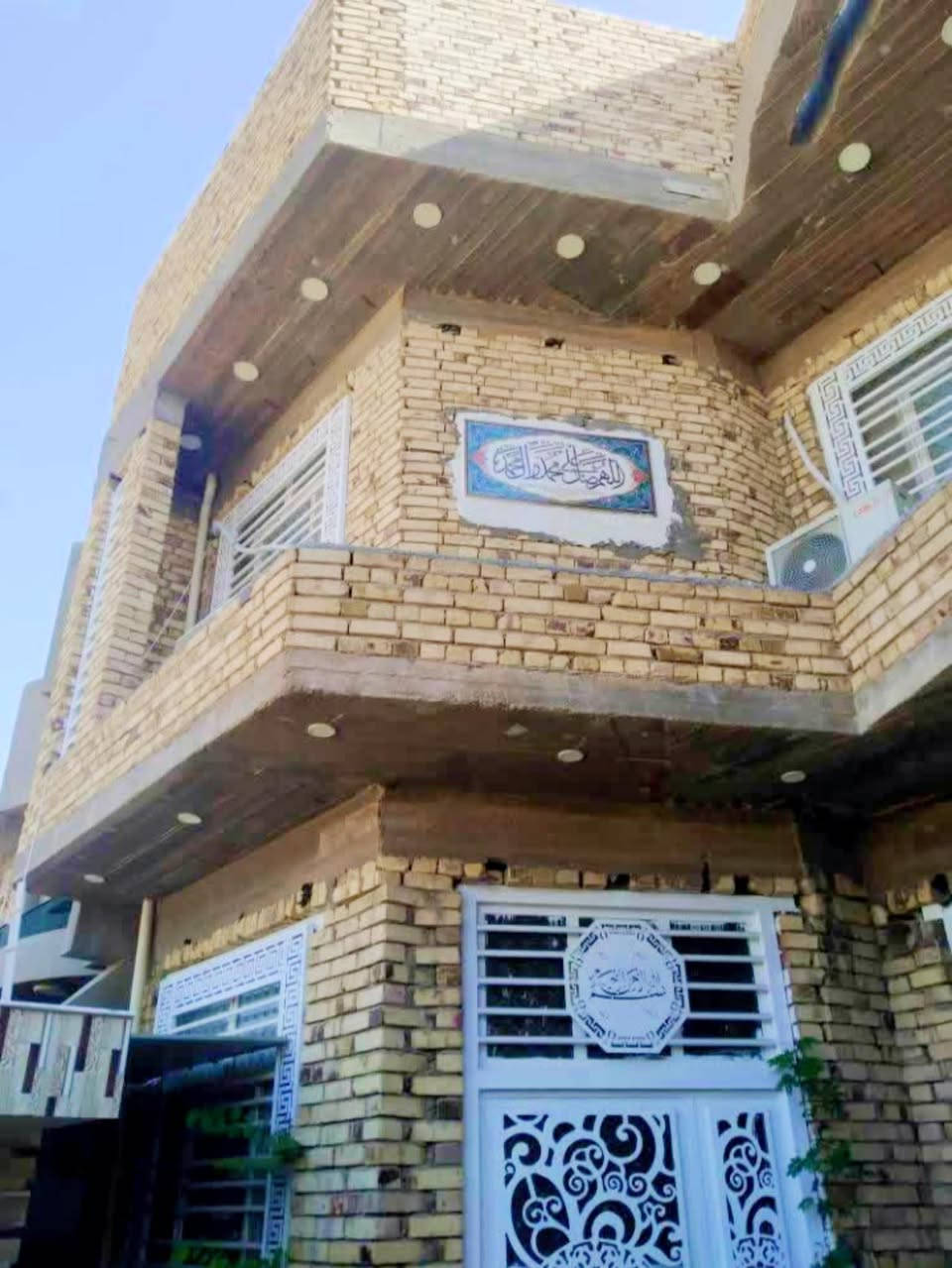 دار للبيع موقع مميز  الديوانيه  🌹الاسكان🌹 حي الزهراء🌹 قرب مكتب سيراميك سيد علي الزاملي🌹المجسر الجديد • الشارع الرئيسي الرابط بين الزيتون والزهراء على جهة اليسار بالبدايه قريب على المعهد

مساحه 150متر واجهه 7,5 كونكريت مسلح ثلاث طوابق 

الطابق الاول. غرفة نوم نضام سويت ومنزع وصحيات صاله كبيره مطبخ مناور براني كراج سياره صحيات خارجيه مجهز بمنظومه تحت الارض لمعالجة الافات

الطابق الثاني. غرفتين نوم صاله كبيره صحيات 

الطابق الثالث. صاله كبيره تصلح غرفه + سطحين 

بناء جديد وحديث.   

الاستفسار. الاتصال عل الرقم ***********

***********

او مراسله عل الواتساب

علما ان العقار مطلوب 38 مليون للمصرف الرافدين تسديد كل شهر 290 الف الدار فارغ جاهز للسكن
