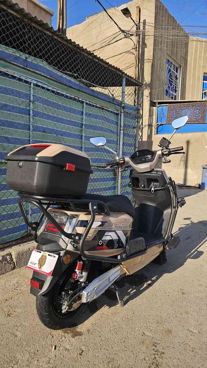 دراجة شحن  مدرعة ولايتات قوية
تاير حجم 90/90/12
ملف 3000  سرعتهة 80_90 km 
تمشيك 60_70 كيلو
بطاريات مسطرة عدد 6 
38 امبير 
مفتاحين وبصمتين
 دراجة نضيفه  
السعر 950 الف وبيها مجال
الاستفسار : ***********
