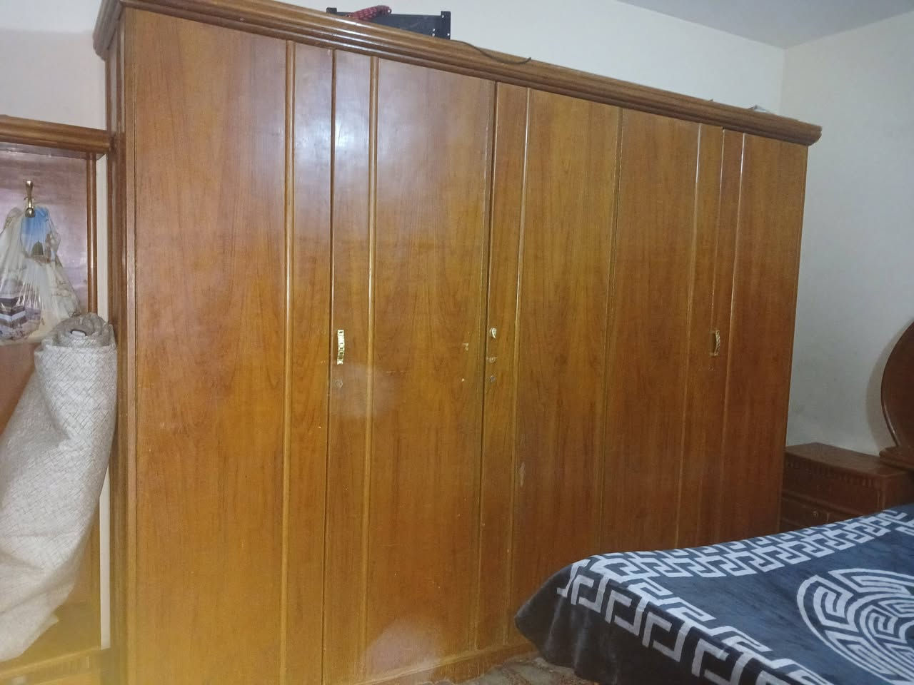 السلام وعليكم غرفة عراقي
كنتور ضنيف كلش
زاوية نضيفة كلش
بوفيات جداد
صومية جربابة نضيفة اي كسر مابيها
التاج العالي نضيف
التاج الناصي مكسور
ميرز التواليت  بس صبغ يرادلة 
وباقي الغرفة بس تلميع
رقم الهاتف ***********
رايدها٤٥٠ الف
