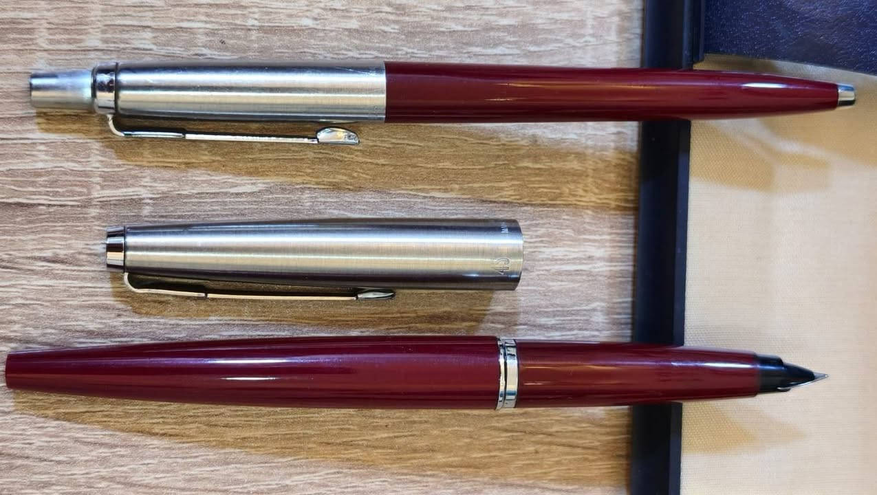 مجموعة أقلام #باركر (Parker) 
كلاسيكية،#فنتج انتاج بريطاني
 انتاج #الثمانينيات، 
تتكون من قلم #حبر ريشة
 و#قلم حبر جاف
 باللون العنابي مع أغطية من الفولاذ المقاوم للصدأ. 
مع #العلبه الاصليه 
ا


**إذا كنت صاحب هذا الإعلان وتريد حذفه لأي سبب، رجاءا أرسل رسالة إلى الدعم الفني**