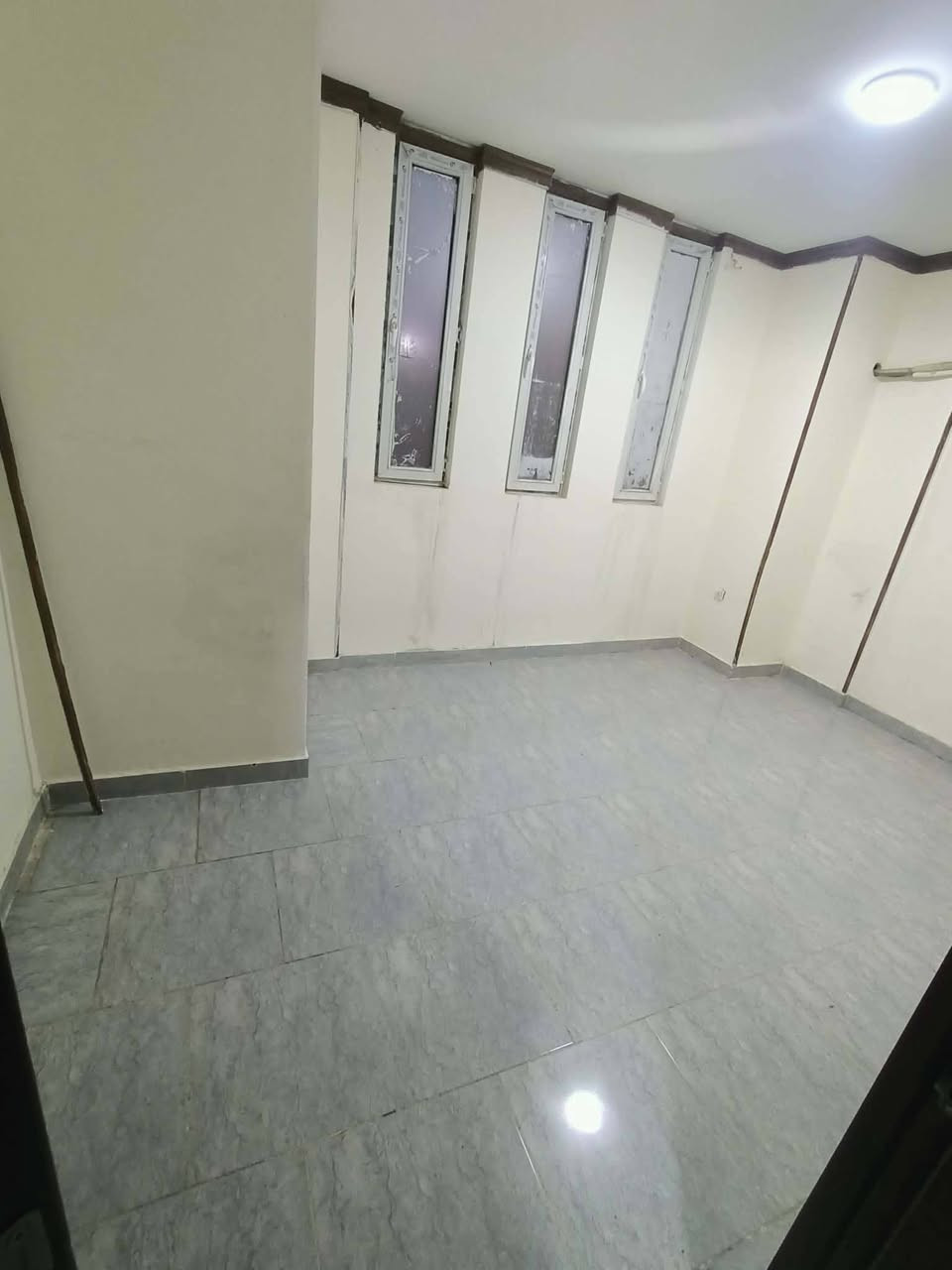 سلام عليكم شقه للرهن مجمع السلام مرحله الولا تحتوي على غرفه نوم داخله اسويت وصاله  ومطبخ وصحيات وستقبال وصطح للستفسار اتصال عل رقم ***********
