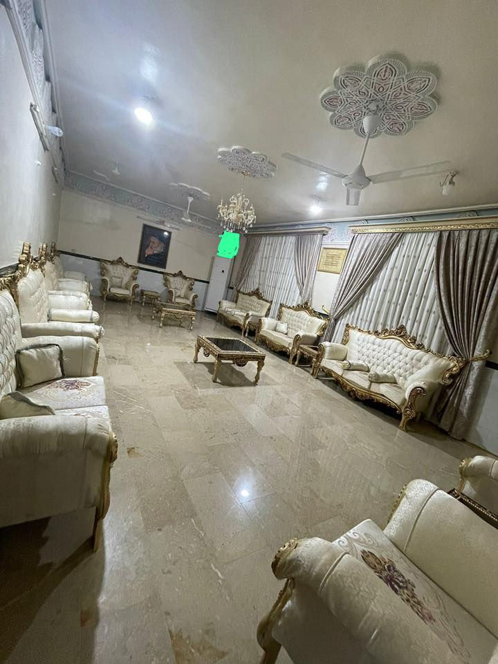 كلاسيك ملكي (مودرن كلاسيك)
إطار خشب محفور ومزخرف بلون ذهبي معتّق
 • ظهر عالي بتطريز كابيتوني (مزرر)
 • أطراف ومنحنيات ناعمة وفخمة
 • أكو كنبات ثلاثية + ثنائيات + مفردات
‏٤قنفات كبار ٤صغار ٣ وسط 
طبلات كبير ٢
وطبلات صغار ٤
السعر
مليون ونص 
العدد تخمين وربع


**إذا كنت صاحب هذا الإعلان وتريد حذفه لأي سبب، رجاءا أرسل رسالة إلى الدعم الفني**