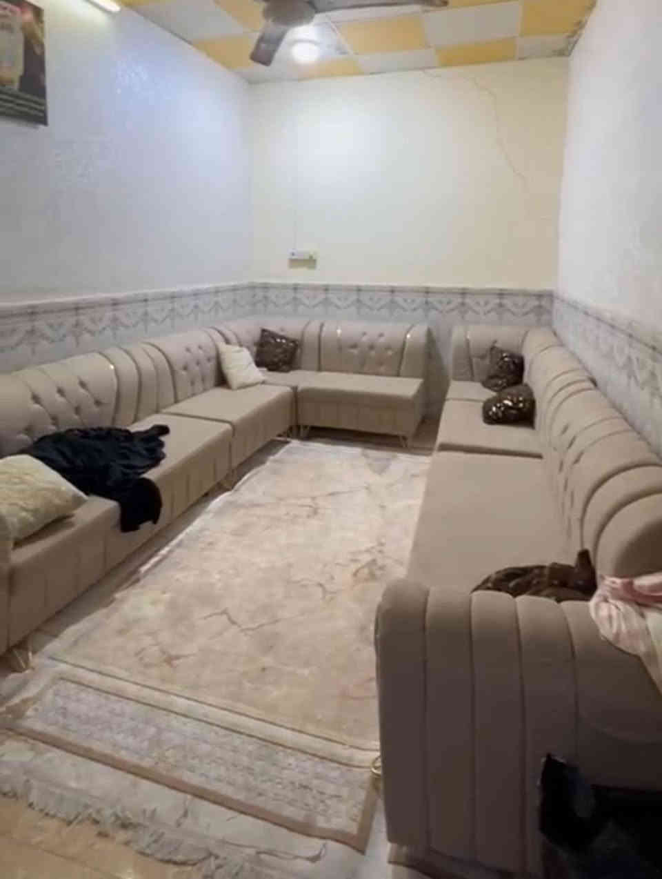 بيت للبيع التنومه شارع الاطفاء حي الغدير المساحه 150 غرفتين وديواني و مطبخ وصاله وصحيات  كونكريت مسلح  السعر 65 مع الاثاث قابل للتفاوض 
التواصل ***********
