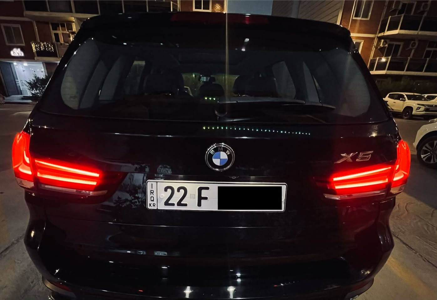 BMW X5 2018 –  حسب الرغبه وكالة العروش
للبيع او مراوس
الموقع: بغداد - حي الجامعه
 $السعر: 27500 

⸻

🔹 المواصفات العامة:

* الموديل: BMW X5
* السنة: 2018
* الوكالة: وكالة العروش 
* المحرك: 6 سلندر / V6
* السعة: 3.0 لتر
* القوة: ~ 340 حصان 
* نوع الدفع: دفع رباعي (xDrive)
* ناقل الحركة: أوتوماتيك 8 سرعات
* العداد: 297,000 كم
الكاميرا الخلفية
سقف بانورامي
صندوق كهربائي
التحكم على المنحدرات
كاميرا 360
فتحة السقف
بصمة
شاشة
التحكم التلقائي في درجة الحرارة
نظام بدء التشغيل
نظام فرملة الطوارئ
8 وسادة هوائية
المصابيح الأمامية ليد
مصابيح الليزر الأمامية
قفل مركزي للأبواب
مانع الانزلاق
عرض المعلومات على الزجاج الامامي
تدفئة مقود القيادة
لوحة قيادة رقمية
إنارة محيطية
التشغيل عن بعد
ABS
Drive
رادار
ستائر خلفية
كشافات ضباب
إضاءة ترحيب
إغلاق الأبواب الناعم
منقي هواء
التحكم الإلكتروني في الثبات
الضوء العالي التلقائي
المصابيح الأمامية التكيفية

‎🔹 الحالة:

* السيارة بحالة ممتازة
* صيانة دورية
* محافظة بشكل جيد (استخدام شخصي)
* كلين تاتيل بغداد, العراق


**إذا كنت صاحب هذا الإعلان وتريد حذفه لأي سبب، رجاءا أرسل رسالة إلى الدعم الفني**