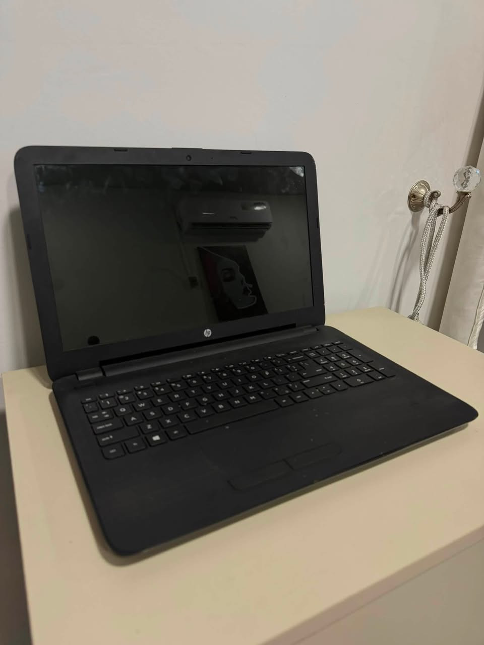 لابتوب HP الهارد 500 
الرام 4 G وقابل للزيادة 
فقط بطاريته تحتاج تبديل 
نضيف وشرط الشغل يفيد للدراسه والعاب خفيفه 
***********
