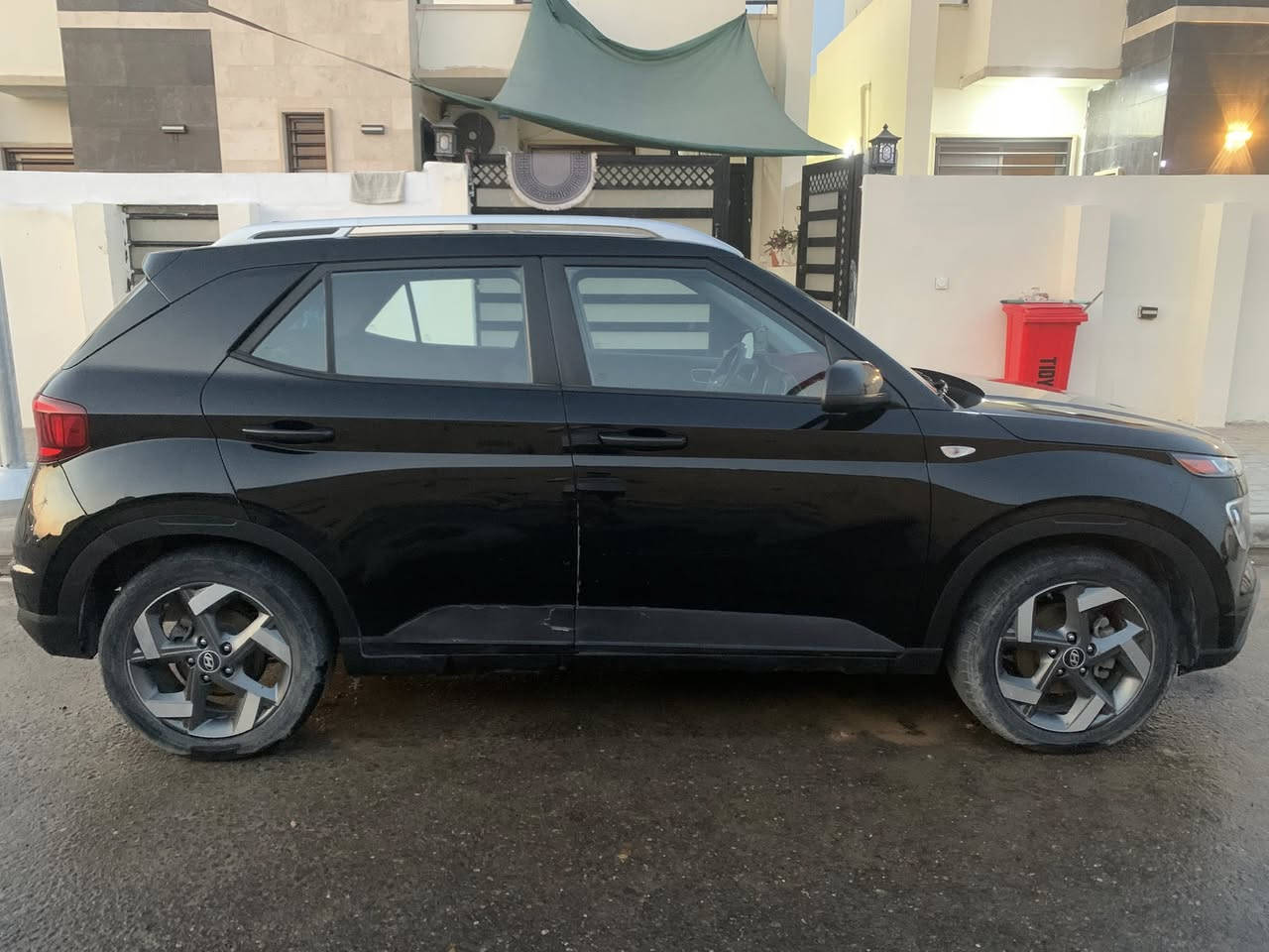 سلام عليكم:
هونداي فينو 2022 المواصفات: 
فتحة سقف
حساس امامي
حساس خلفي
رادار جانبي 
رادار خلفي 
اشارة بالمري
مثبت سرعة
تحكم ستيرن وتحديد مسار كله شغال
رقم شمالي
الحادث مرفق بالصور 
السعر:130$ وبيها مجال
للأستفسار: ***********
