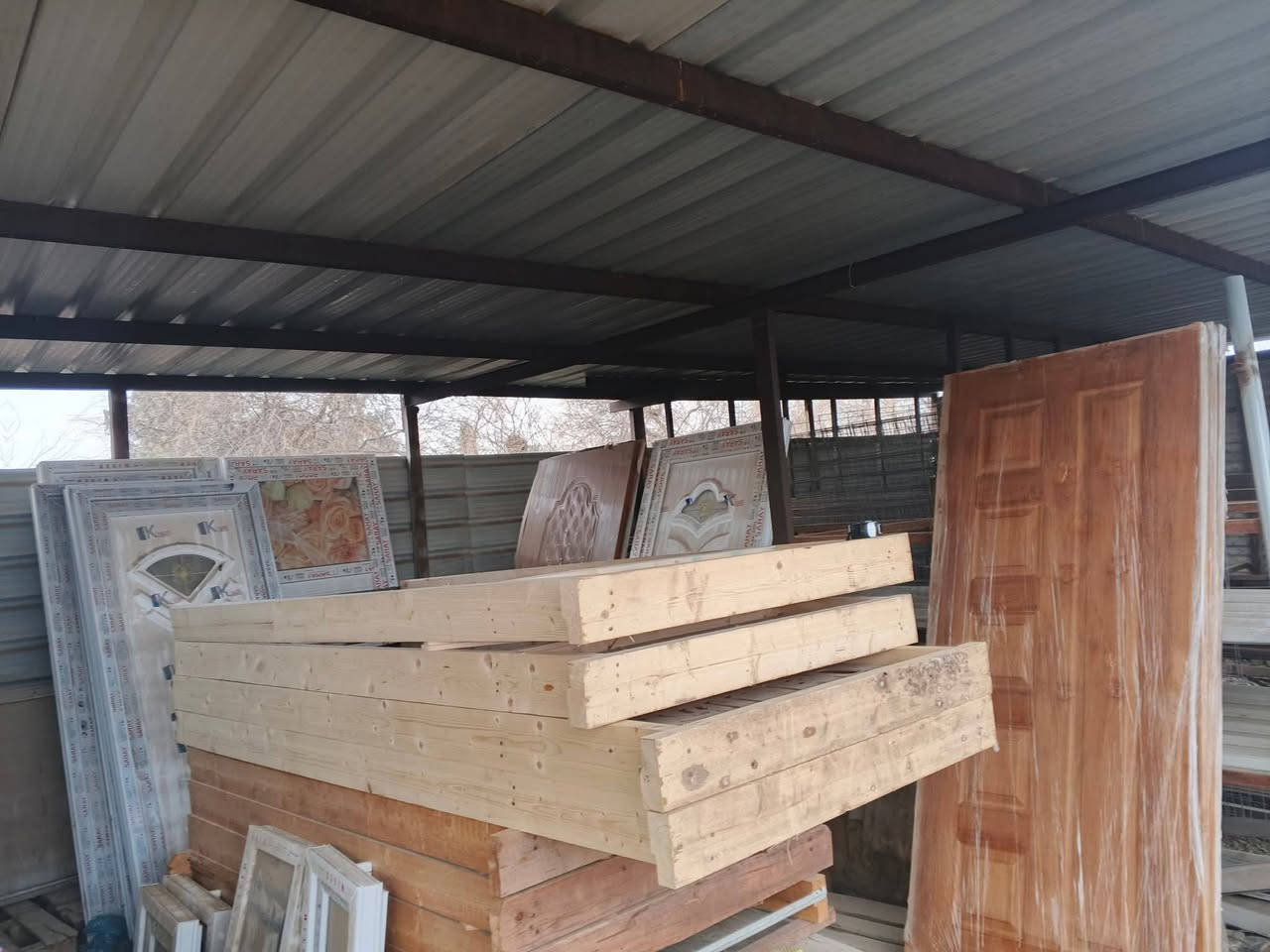 يوجد شبابيك وبوب كله ثقيل
كيربي
بوب الأمنيوم 
بوب خشب وچراچيب
واسعار مناسبه 
عنوان :شارع عمشه قرب مدرسه الفياض 
***********
