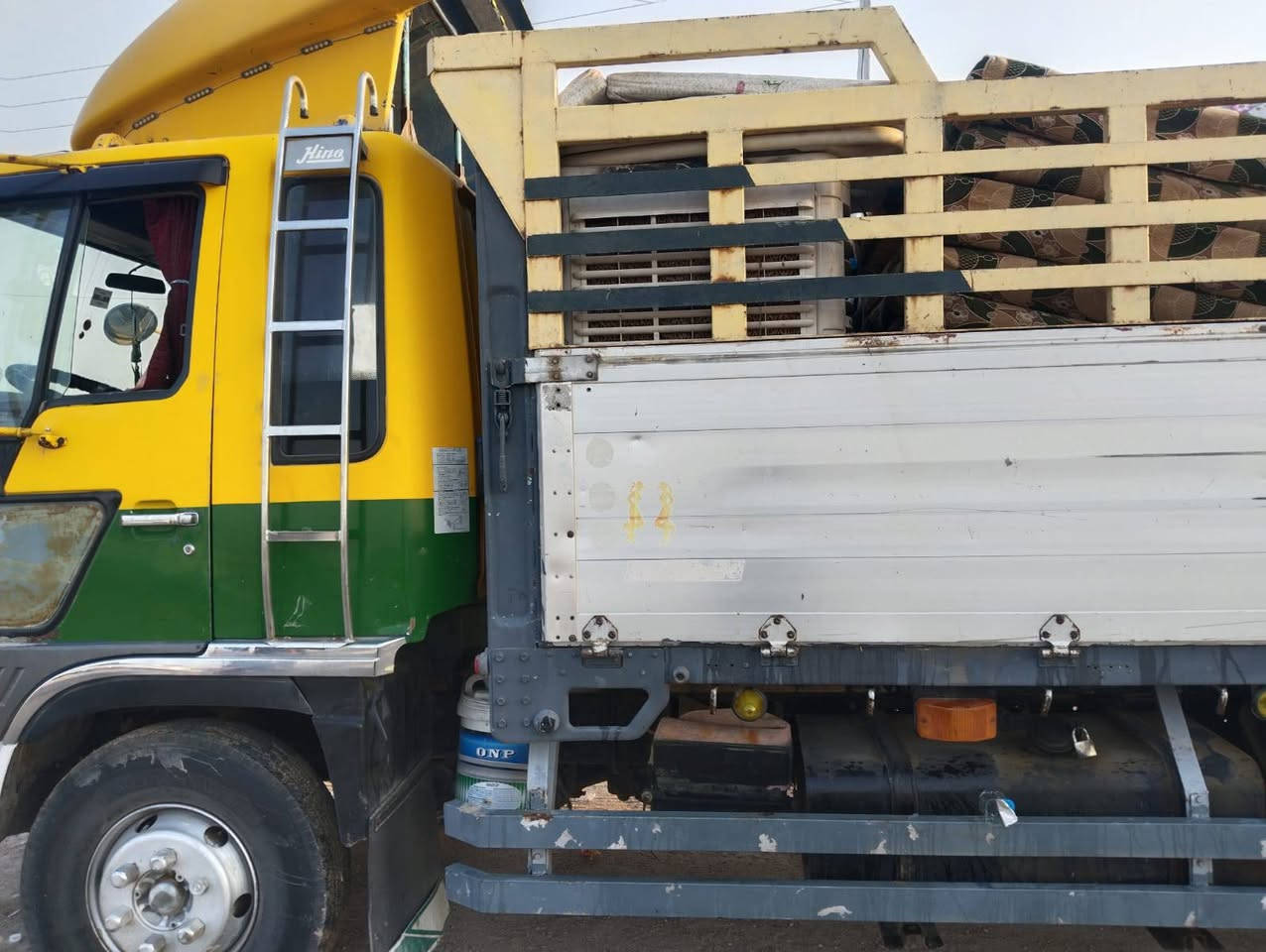 هينو طيره البيع طول سته وربع بلاد مكينه 70 سوبر لا تبخير ولا تنقيص طخم تاير حداديه كهرابايات كامله السياره وجاهزه العمل رقم بصره بسم راعيها مكان الناصرية رقم الهاتف ***********
