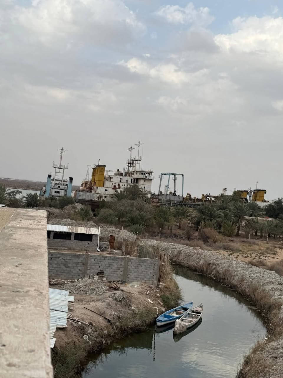 أسلام عليكم ورحمة ألله وبركاته🌹
الاستفسار : ***********

توفر أرض مع دار سكن طابقين 🏭
سنة البناء 2023
ألمساحه الكليه 600م
ركن على شارعين
كل شارع 10م
جميع لخدمات متوفره
على نهر جاري قريب على شط لعرب
يبعد مسافه 100م عن شط لعرب رئيسي

أرض حلو مرتبه مزروعه أنواع نخيل
محتويات البيت ⬇️
بستان + كراج
دوانيه
صالتين
غرف نوم عدد 6 نضام سويت
مطبخ حار بارد
صحيات خارجي وداخلي

نوع العقار : طابو زراعي ملك صرف عراقي سند 25
العنوان : البصرة محيله

السعر : 270 وبي مجال
الاستفسار :***********
