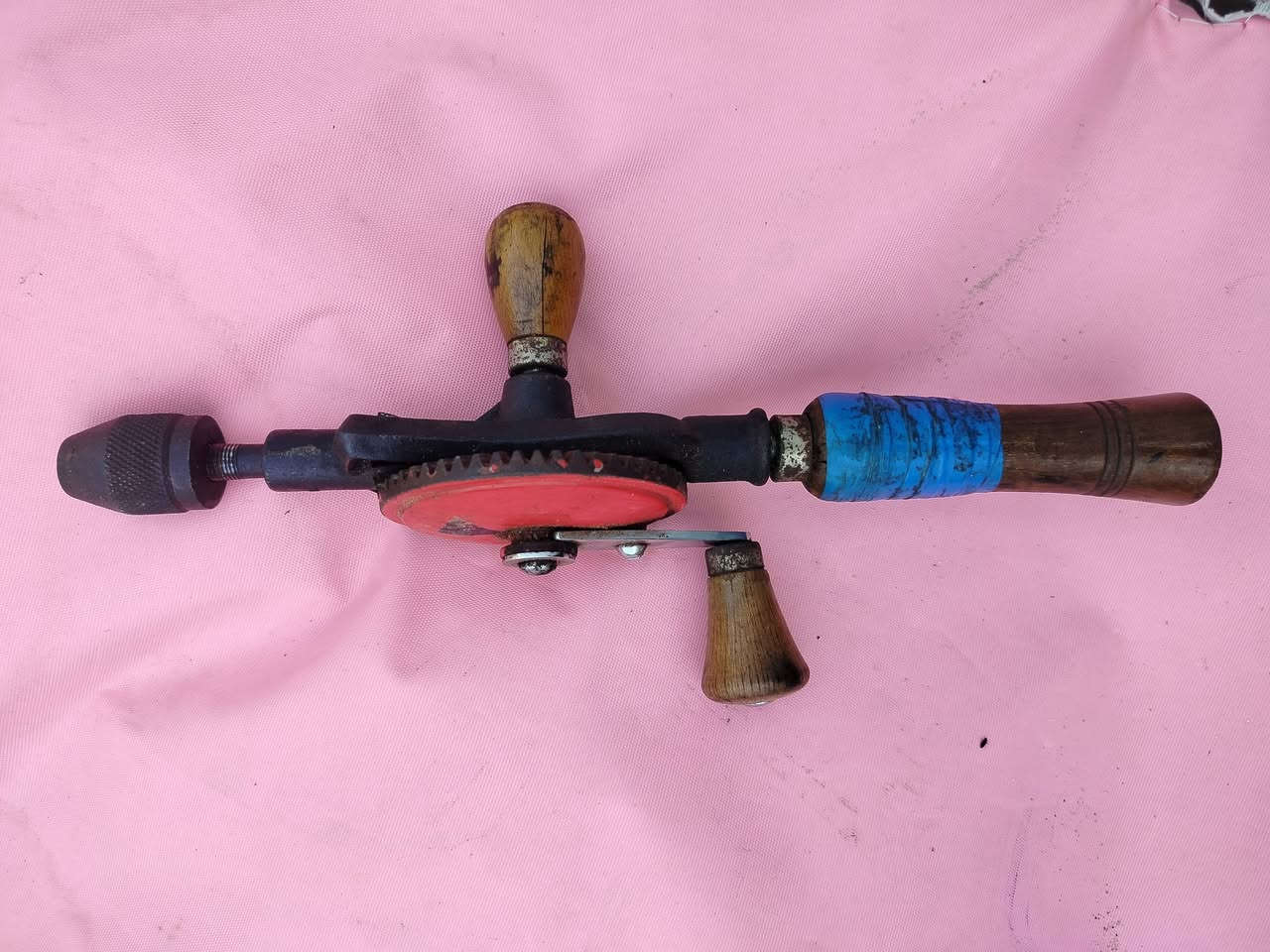 السلام عليكم متاح دريل يدوي انتيكه قديم مكاني بغداد المعامل ***********
