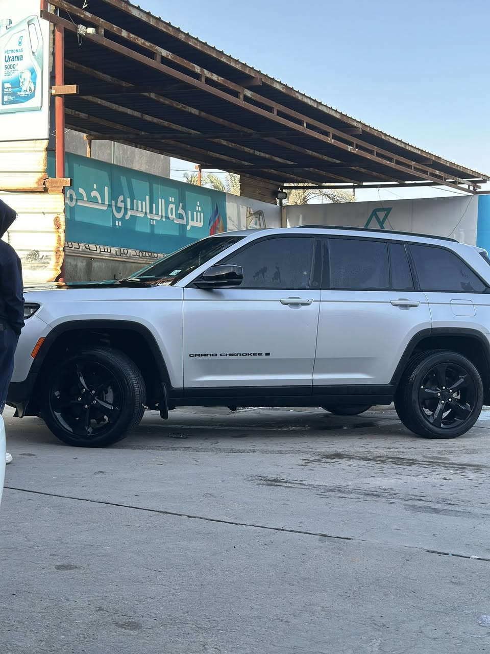 جيب كراند شيروكي التيتيود بلاك ادشن .

الموديل : 2024 . (وارد امريكي) .

293hp . V6. 3.6L : المحرك

العداد : 19 الف كيلو متر .

المواصفات :

* 5 راكب .

﻿دفع رباعي 4x4 .

﻿رادار امامي مع مانع تصادم .

﻿تحذير الخروج عن المسار .

﻿تحذير النقطة عمياء .

نظام تحذير عند التقاطعات.

* شاحن موبايل وايرلس.

* ويل قياس 20 انج .

* فتحة سقف .

* لوحة القيادة بقياس 12 أنج.

* كير شفتر بالستيرن .

* كاميرا خلفية.

*شاشة متوسطة 8.1 أنج

* المصابيح الأمامية زنون .

* كشافات الضباب زنون،

* دخول ذكي.

الصندوق الخلفي كهربائي .

﻿فرش المقصورة الداخلية من الجلد والشاموا .

﻿مقعد السائق كهربائي .

﻿المقاعد الأمامية تدفئة .

﻿حساسات خلفية .

﻿دوسات جانبية .

﻿مكيف خلفي .

﻿تدفئة مقود القيادة .

﻿مانع تصادم خلفي .

﻿بلوتوث تلفون .

دخول جديد كتاب شهداء (محافظة البصرة)

للاستفسار التواصل مع الرقم: ***********
