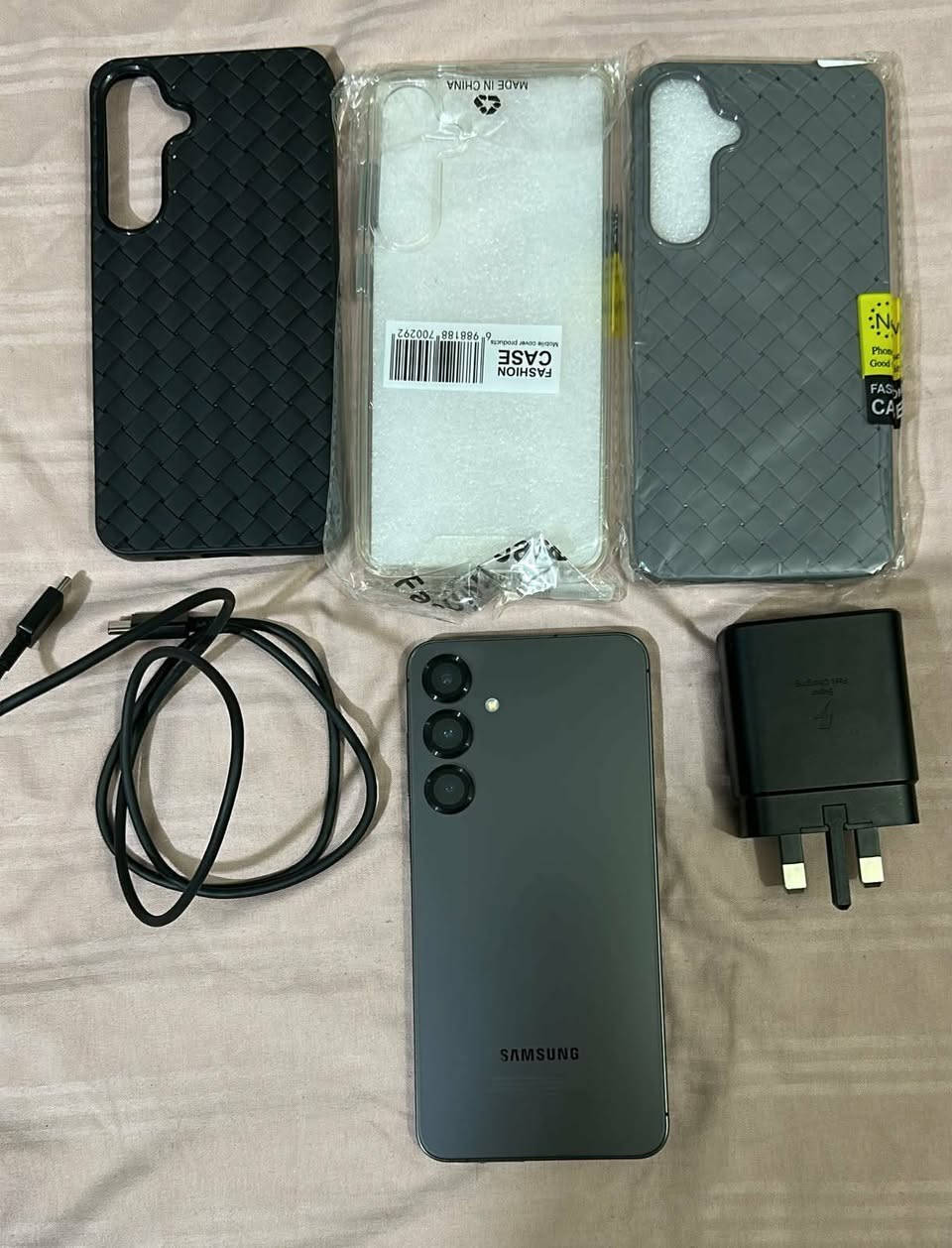 للبيع  Samsung Galaxy S24 Plus 
نظافته ٩٥ %
​الشاشة: من نوع Dynamic AMOLED 2X بحجم 6.7 بوصة، وبدقة +QHD.
​معدل التحديث: ذكي يتغير تلقائياً من 1 إلى 120 هرتز لتوفير الطاقة.
​السطوع: قوي جداً يصل إلى 2600 شمعة (ممتاز تحت أشعة الشمس).
​الخامات: ظهر زجاجي (Armor Aluminum 2) مع مقاومة للماء والغبار بمعيار IP68.
​المعالج: Exynos 2400 
​الذاكرة العشوائية (RAM): جيجا  12 
​ذاكرة التخزين: خيارات 256  جيجابايت
​الذكاء الاصطناعي: مدعوم بميزات Galaxy AI بالكامل (ترجمة فورية، تلخيص، تعديل صور متقدم).
​📸 الكاميرات : ​الخلفية (ثلاثية):
​رئيسية: 50 ميجابكسل (تدعم المثبت البصري OIS).
​تقريب (Telephoto): 10 ميجابكسل (زوم بصري 3X حقيقي).
​زاوية واسعة (Ultra Wide): 12 ميجابكسل.
​الأمامية (السيلفي): 12 ميجابكسل بدقة عالية وتركيز تلقائي.
​🔋 البطارية والشحن : ​السعة: 4900 مللي أمبير (عمر بطارية ممتاز يدوم طوال اليوم).
​الشحن السلكي: يدعم 45 واط (يشحن حوالي 65% في نصف ساعة).
​الشحن اللاسلكي: يدعم بقوة 15 واط، مع ميزة الشحن اللاسلكي العكسي.
وياه كيبل 
وراس شحن من سامسونج ٤٥ واط
مع ٣ حافظات 
سعرهه ٦٥٠ الف 
بدون مراوس  فقط بيع 
مكاني بغداد ماعندي توصيل 
رقمي 
***********
