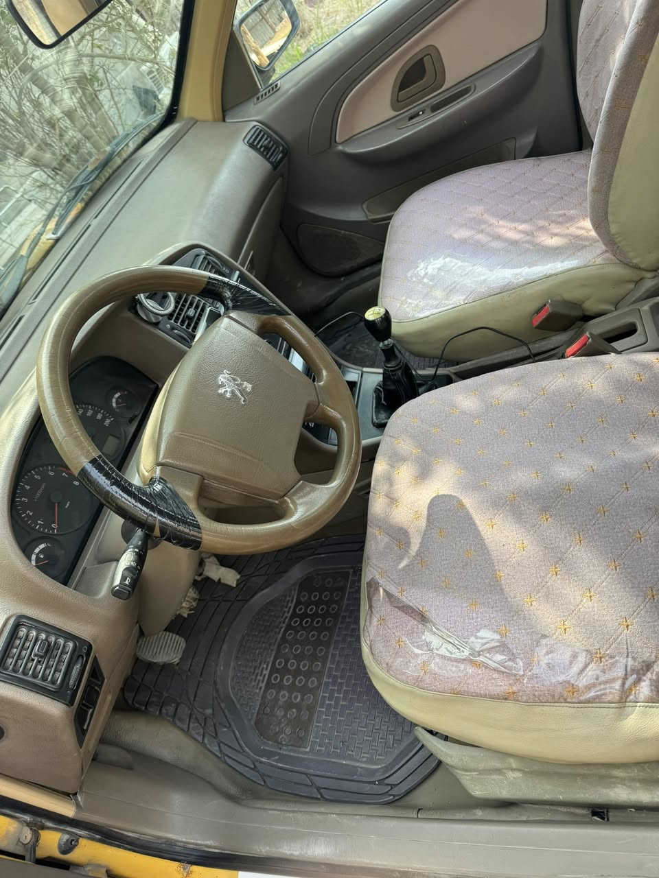 سلام عليكم بيجو لميس2015
اخوتي سياره شوف صوره واقره تفاصيله وخابرني 
مكينه كير خير من الله 
صدر نص عمر
وناقصه تايرت زوج خلفي 
سياره نظيفه 
باسمي سنويه 2028
رقم انكليزي 
سياره غراض شركه وياه كبات وسويجين وكتلوكات 
سياره عارضه38 وبيها مجال حك جيه 
ومبدل جاملغ واحد جهت سايق 
وبيها صبغ باب سايق وجاملغ سايق وبنيد 
سياره اكفلك شواصي لغود دواخل تكم كلهن كفاله 
ومابيه قطرت خياس سياره ولا جارده 
العنوان بغداد دوره 
***********
