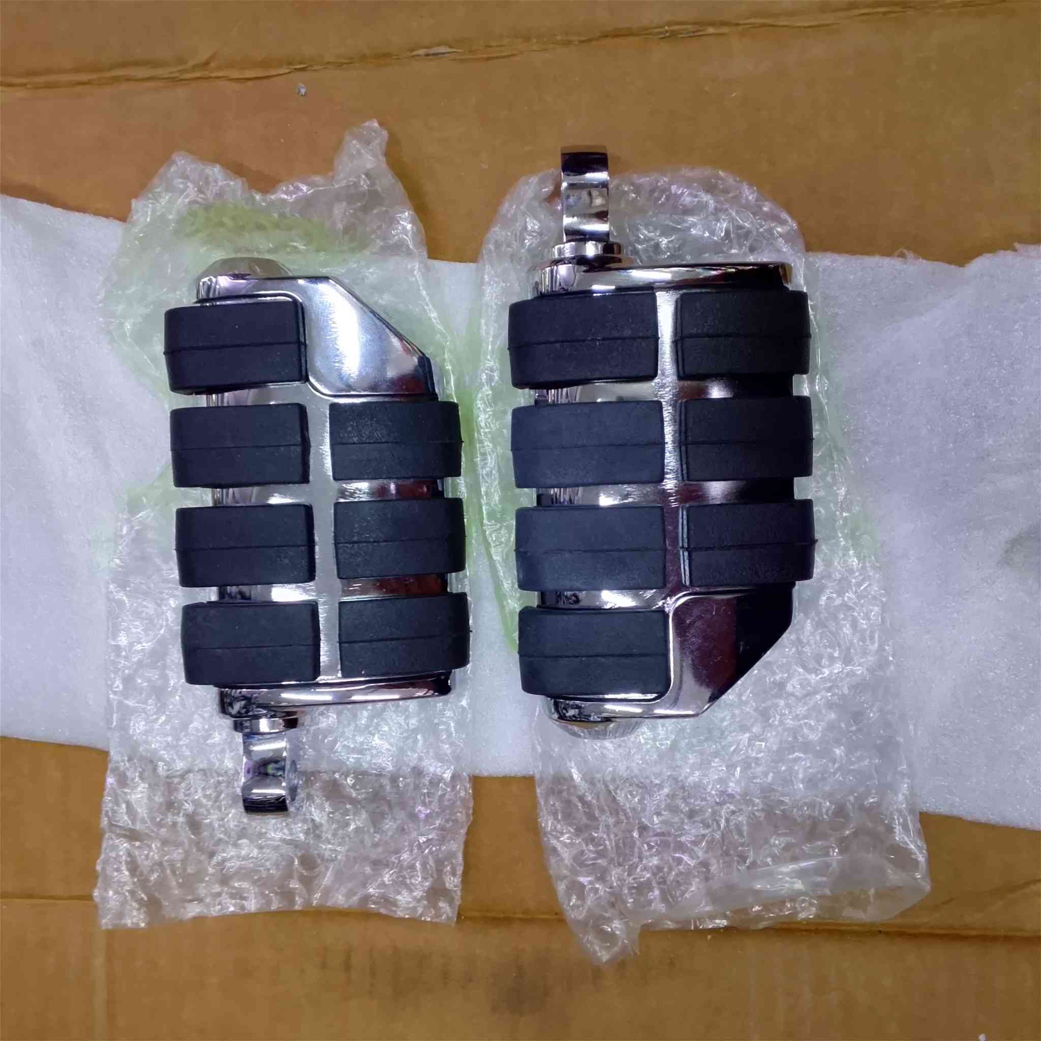 ‏السلام عليكم عندي اذني ال4 قطع
‏
1_ للبيع صالنصه (أكربوفيتش) كاربون 
‏Akrapovic شكل رياضي
‏مادة كاربون فايبر
‏صوت قوي ونظيف
‏وزن خفيف
‏تجي ويا ملحقاتها كاملة (ربطات + قاعدة)
‏الحالة:  جديدة
‏مناسبة لمعظم الدراجات 
‏تضيف شكل فخم وصوت رياضي للدراجة 🏍️
‏بيها كاتم وتكدر تفتح كاتم تصير رياضي 
‏السعر : 50
‏
‏2_ للبيع كاربريتر KENADA Racing 
‏كاربريتر KENADA أصلي
‏أداء عالي واستجابة سريعة
‏مناسب للدراجات النارية
‏الحالة: جديد 
‏بالكارتون الأصلي
‏السعر :35
‏
‏3_للبيع زوج مساند قدم (Foot Pegs) 
‏زوج مساند قدم كروم
‏مطاط مضاد للانزلاق
‏مريح بالقيادة الطويلة
‏الحالة: جديدة ومغلفة
‏تركب على أغلب الدراجات (Universal)
‏السعر : 25
‏
4_ ستيرن Z
‏مصنوع من الفولاذ عالي الجودة.
‏القطر 1 بوصة (25 ملم).
‏لمسة نهائية من الكروم.
‏مناسب عالميًا لمعظم الدراجات النارية مثل هارلي وياماها وسوزوكي.
‏السعر : 50
‏📍العنوان : بغداد _المنصور 
‏📞 التواصل : ‪***********‬
