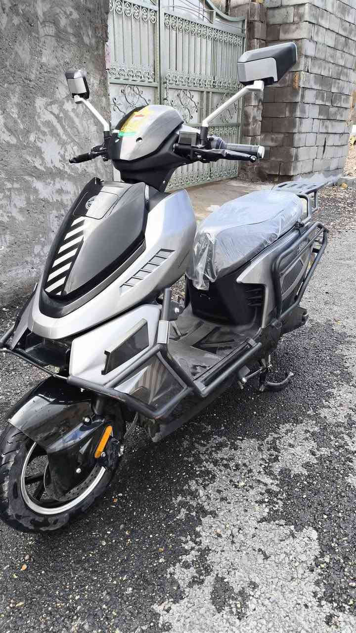 ماطور شحن نضيف للبيع بطاريات 6قطع 4سرع فضائي نضافه ميه بل ميه بطاريات نضيفه مثل مموضح بل صور ماطور جديد للستفسار الاتصال ***********
