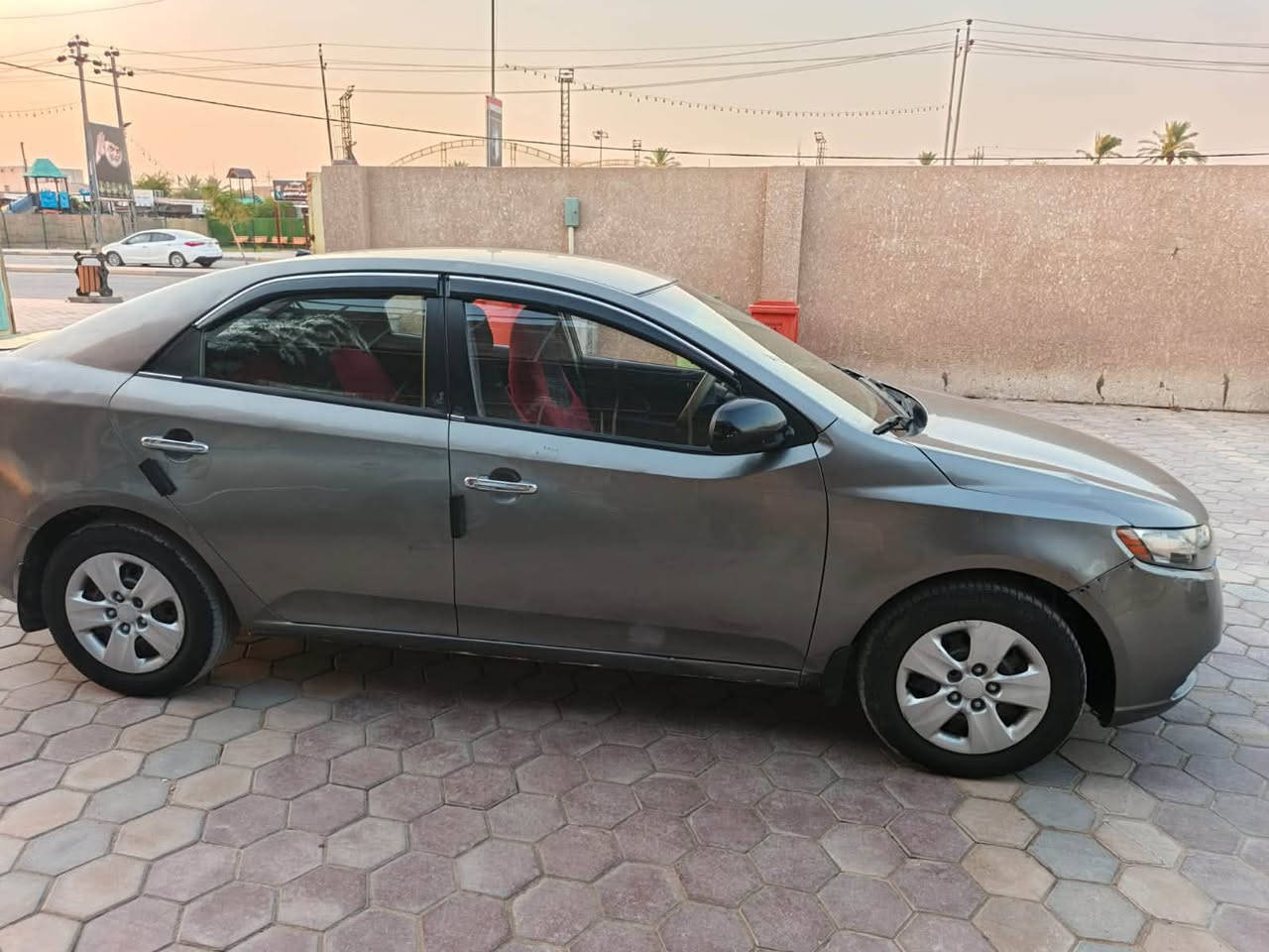 سيراتو موديل ١٢. بسم شركه فقط تحويل.  سنويه ساقطه من ٢٠١٧.
السياره خير من الله. نافضه  نفض. عوزه تبريد. فقط. لان عاطل 
بيه صبغ. أربع قطع. فقط. وباردات. قليل. مكينه كير خير من الله مكانه. واسط. الزبيديه.  سعر ٨٠ ورقه. وبيه. مجال حك الجيه 
***********
