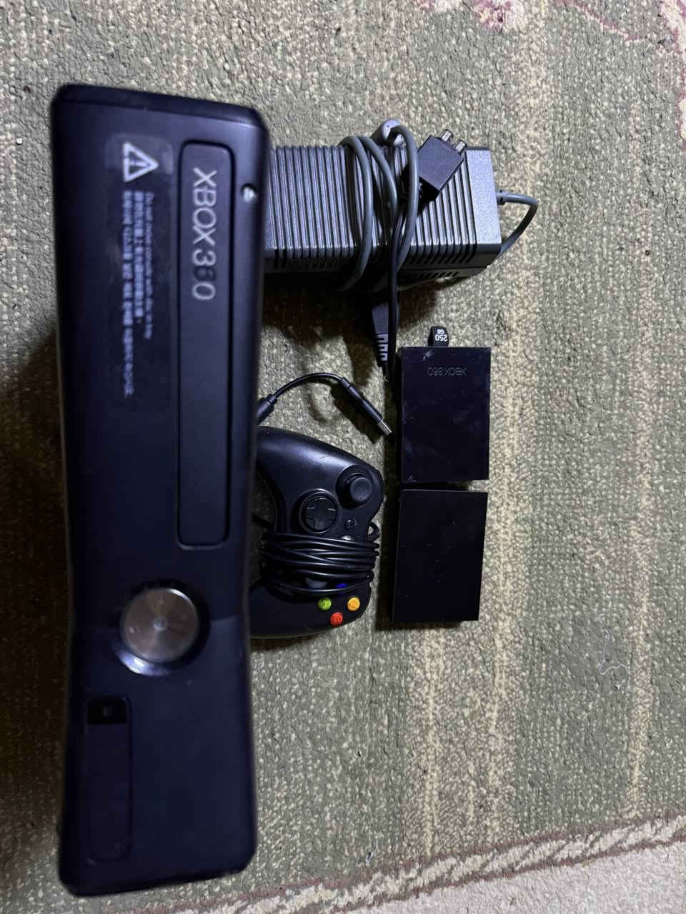 السلام عليكم اكس بوكس 360 للبيع كامل ملحقاته الاصليه جوستك + كل كيبلاته + يجي ويا هاردين العدد 2 كاملات ألعاب للعلم الجهاز أوربي ريجن 2 سعره 100 وبي مجال وتوصيل عندي لجميع محافظات العراق رقمي *********** بي واتساب للاستفسار
