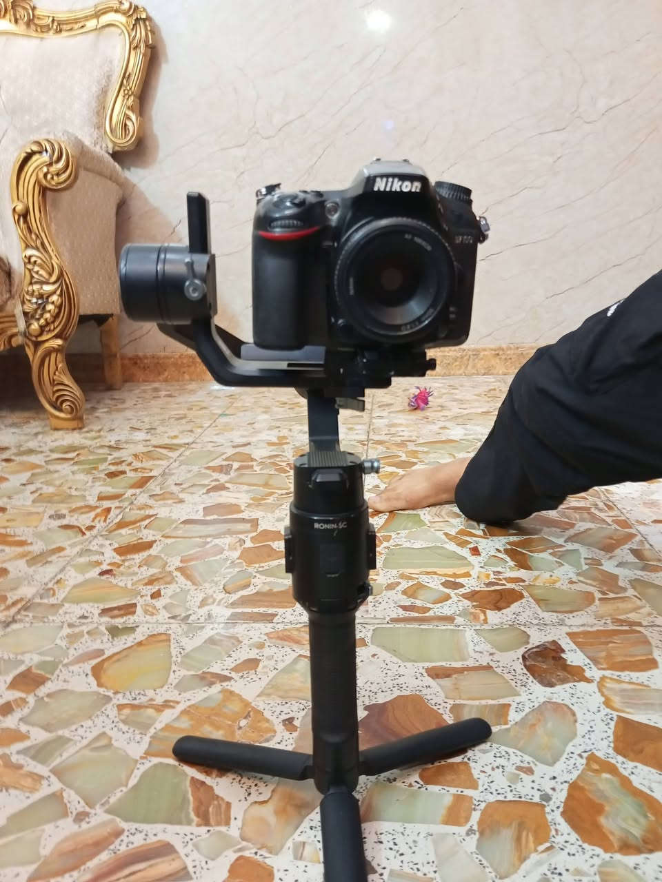 كامره نيكون ٧١٠٠ فقط الفلاش ما يشتغل 
نضافتهة ٩٠ بل ١٠٠ 
روننs كله شغال وي جنطه مالته 
ملحقات الكامره 
بطاريه وشاحنه وجنطه زغيره 
لتواصل ***********
سعر الرونن ٢٥٠ قفل 
سعر الكامره ٣٥٠ قفل 
اليريدهن يعلق تم واني جي خاص
