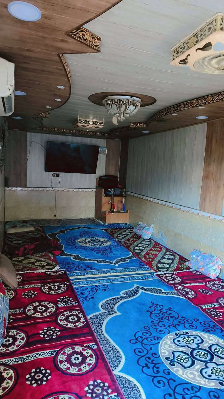 دار سكن للبيع العنوان ديوانيه حي الوحده واره مركز حي الوحده البيت مرتب ماناقصه شي البيت طابقين يحتوي ع 4 غرف نوم 💤 وصاله وبراني ومطبخ وصحيات  وداخاليه البيت جاهز من كلشي مساحته البيت 200 متر البناء طابوك عكاده سعر البيت 85 وبي المجال *********** البيت حر مامطلوب مداور ثاني يوم
