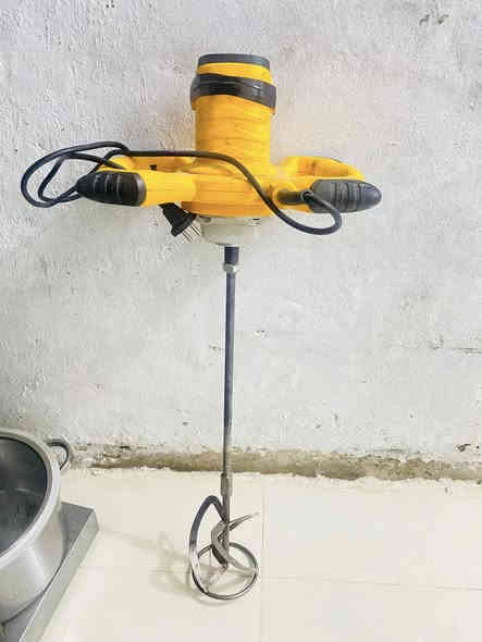 سلام عليكم غراض مطعم للبيع مستخدمات شهرين نضيفات وشغالات و عالفحص 
شوايه دجاج 6شياش كامله ماطور شغال جام بيها كامله سعرها 350الف
خلاط حمص 5 لتر سعره 200 الف 
خلاط خباطه سعره 60 الف 
مثرمه لحم سعرها 50 
قلايه 3مدافع سعرها 450 الف 
مجمده 150 الف 
للستفسار ع الرقم التالي ***********
