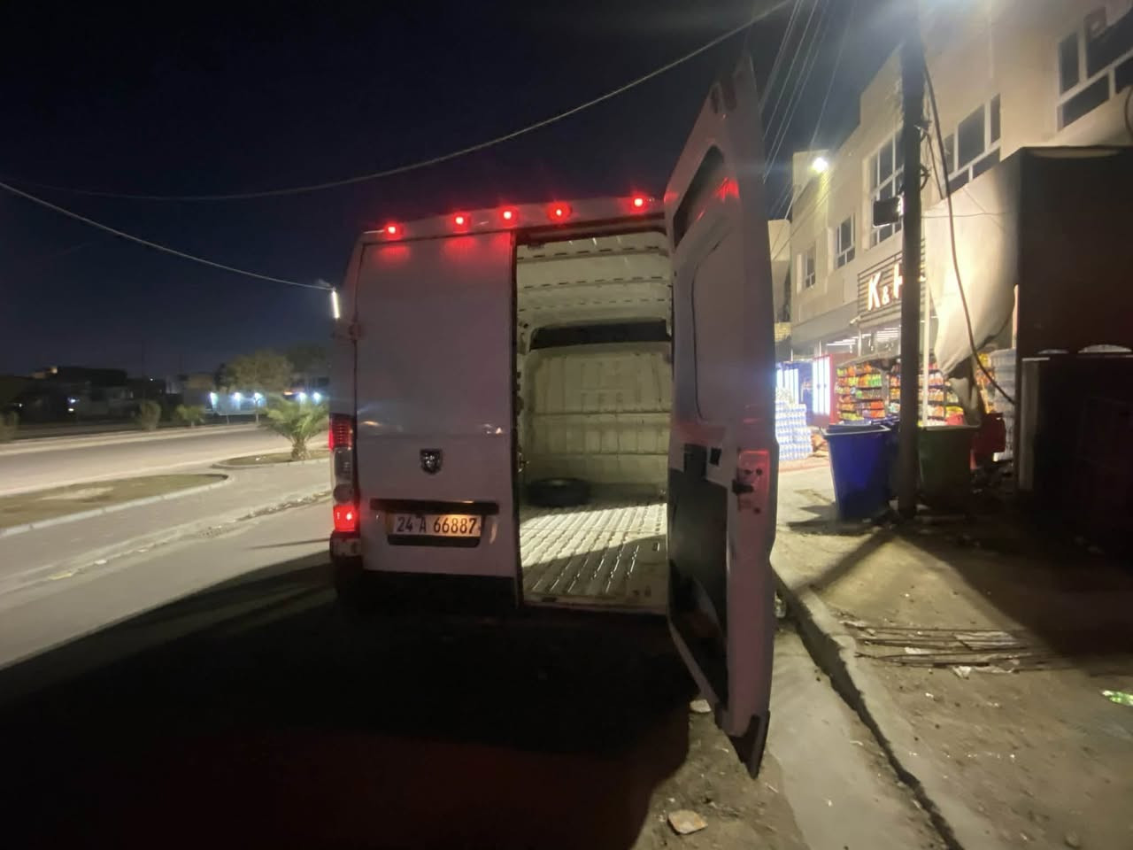 السلام عليكم
دوج رام كرفان برو ماستر 1500 
محرك وكير اوبما او جارجر 6 سلندر بانزين مكفولات 
رقم دهوك باسمي السياره كولش نضيفة للبيع فقط 
مكان السياره بغداد
نقص السياره فقط صدر 
تحويل مباشر 
للاتصال ***********
