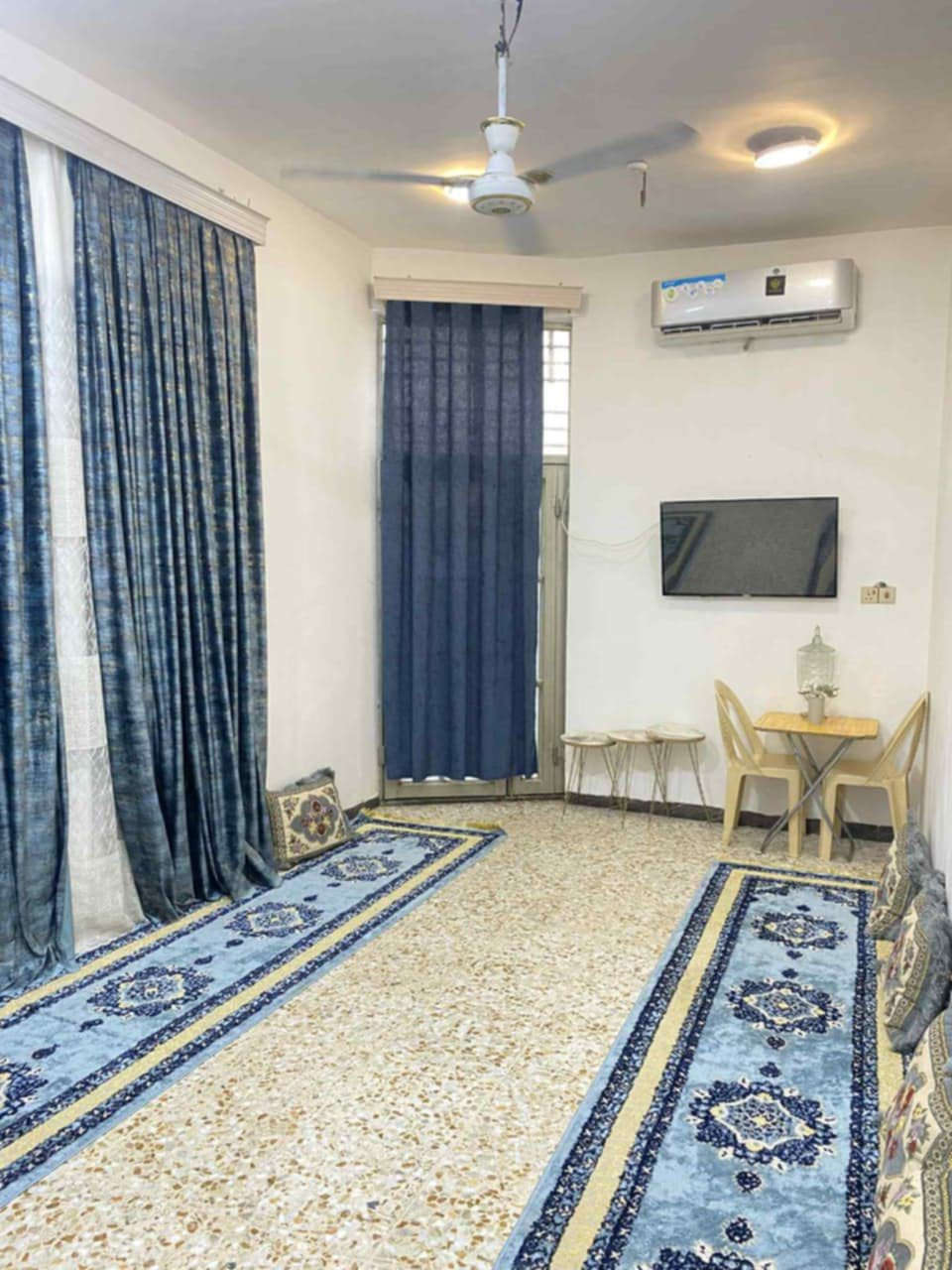 السلام عليكم ورحمه الله وبركاته بيت للبيع ١٠٠م شارع المعمل قرب جامع الخزاعل فرع أسواق حسين الرماحي يبعد عن الشارع الرئيسي ١٠٠م  صب كونكريت اساس وسكف طابوك جمهوري غرفه ٥*٥ استقبال ٥*٤ صاله ٥*٣ونص مطبخ ٤*٤ بناء حديث قرار ٢٥مشمول بالتطويب يكف مطلك تشارف اشتايكر بيت كامل من جميع النواحي رابع بيت عن الشارع الرئيس تبليط من الشارع الرئيسي لباب البيت عرض الشارع ١٠م جيران ذهب صافي الاستفسار خاص او الاتصال واتساب 
او الاتصال ***********
