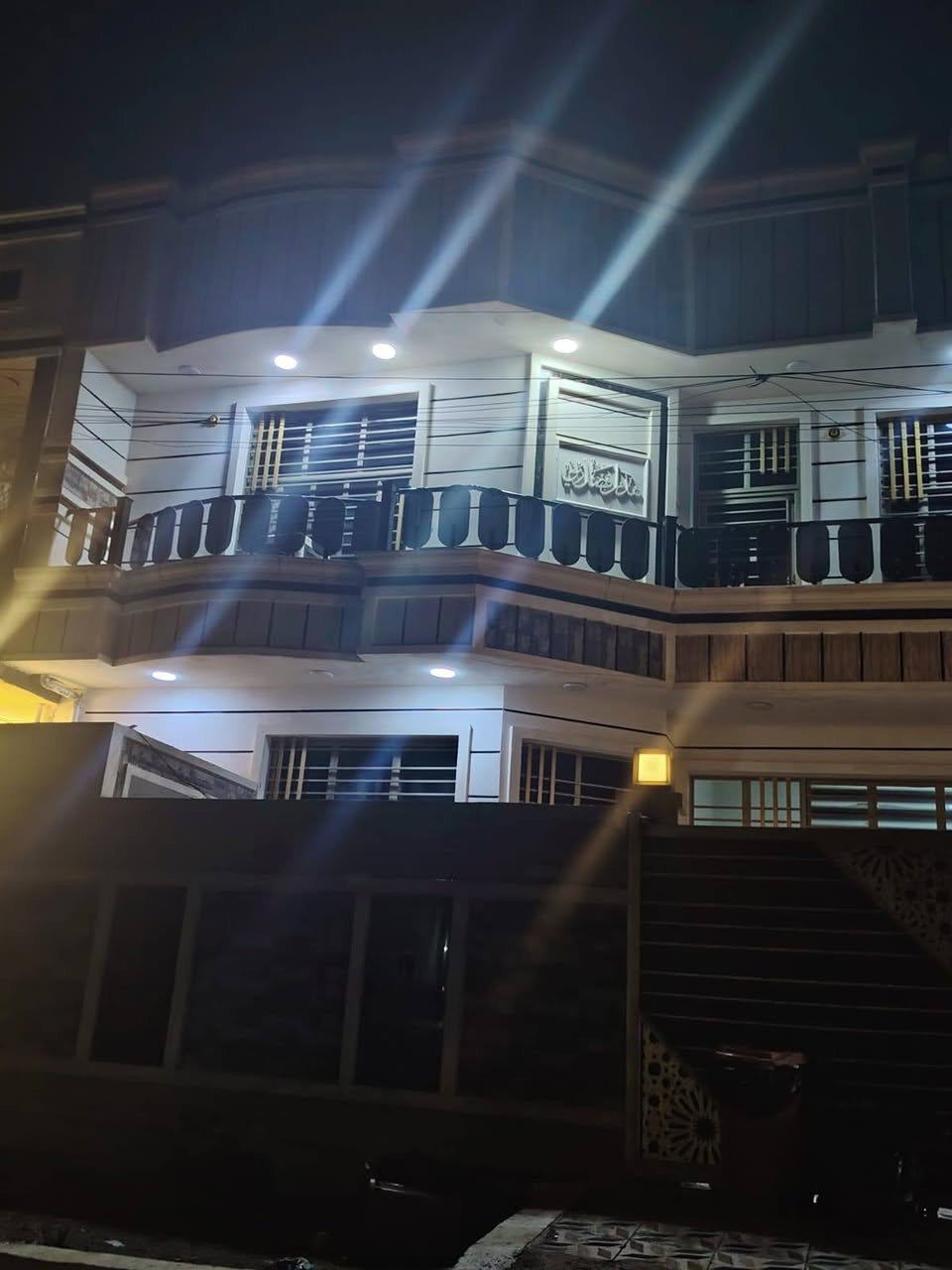 مشتمل طابقين بناء طابوق حديث ضلع منفصل وسقف منفصل للبيع المساحة ١٤٠م الوجه ١٠ ونزال ١٤ المكان فلوجة حي الأمين منطقة ال ١٦ شارعه ١٢م بصف الركن
محتويات الدار طابقين

الطابق الأول

1-غرفة نوم وحده وصاله ومطبخ وحمام وطرمه استقبال ومناور عدد واحد

الطابق الثاني

2- غرف نوم عدد ٣ وصالة وحمام وبيتونه طابق ثالث

للبيع السعر المطلوب بي ١٥٥ مليون وبي مجال للاستفسار الاتصال على الارقام التالية

*********** واتساب
***********
