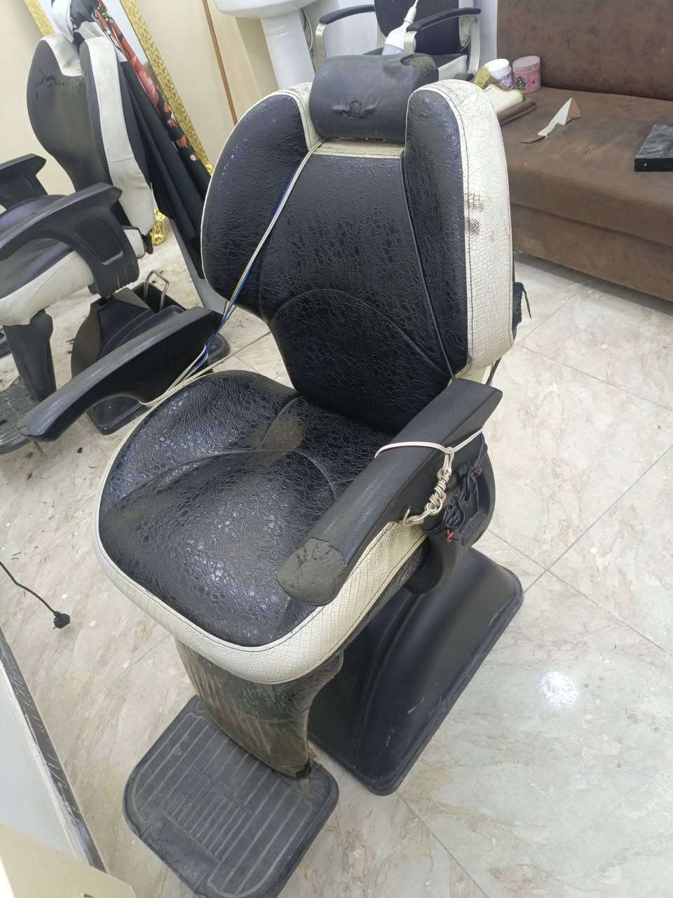 سلام عليكم عندي ذني للبيع سعر ثابت التخم ب٥٠ثنينهن 
الكراسي ليشابهن ضهر ثابت لاحمي بس جك شغال ب٧٥واحد
لكرسي لصغير ب٥٠ جك عاطل يعني ثابت عالي او ناصي انتع بكيفك
لكرسي لجبير مابي شي نضيف سعره ١٥٠ اسعار ثابته عنواني الشعب قرب سوك شلال ***********
