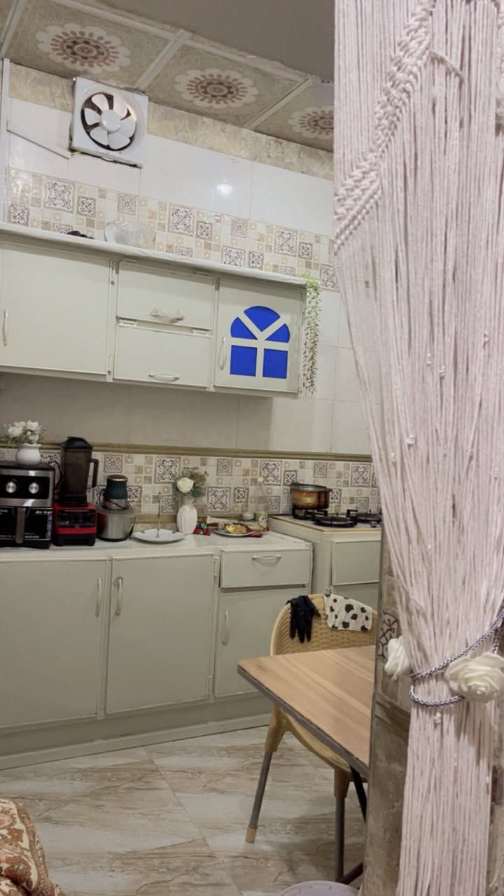 بيت تجاوز للبيع ١٤ وبي مجال
مساحة ١٠٠ تقريبا 
يتكون من غرفة نوم ٤*٥ 
وهول ٣*٣ 
ومطبخ ٣*٣
وحمام وتواليت مشترك ٢*٢
وطارمة ٣*٧ 
وديوانية ٣*٦ 
سكف صب كونكريت البيت 
غرفت النوم سندويج سقفهه جديد 
البيت كلة سيراميك 
ونضيف جدا 
البصرة الامن الداخلي 
شارع السوك قرب سنتر الاسدي


**إذا كنت صاحب هذا الإعلان وتريد حذفه لأي سبب، رجاءا أرسل رسالة إلى الدعم الفني**