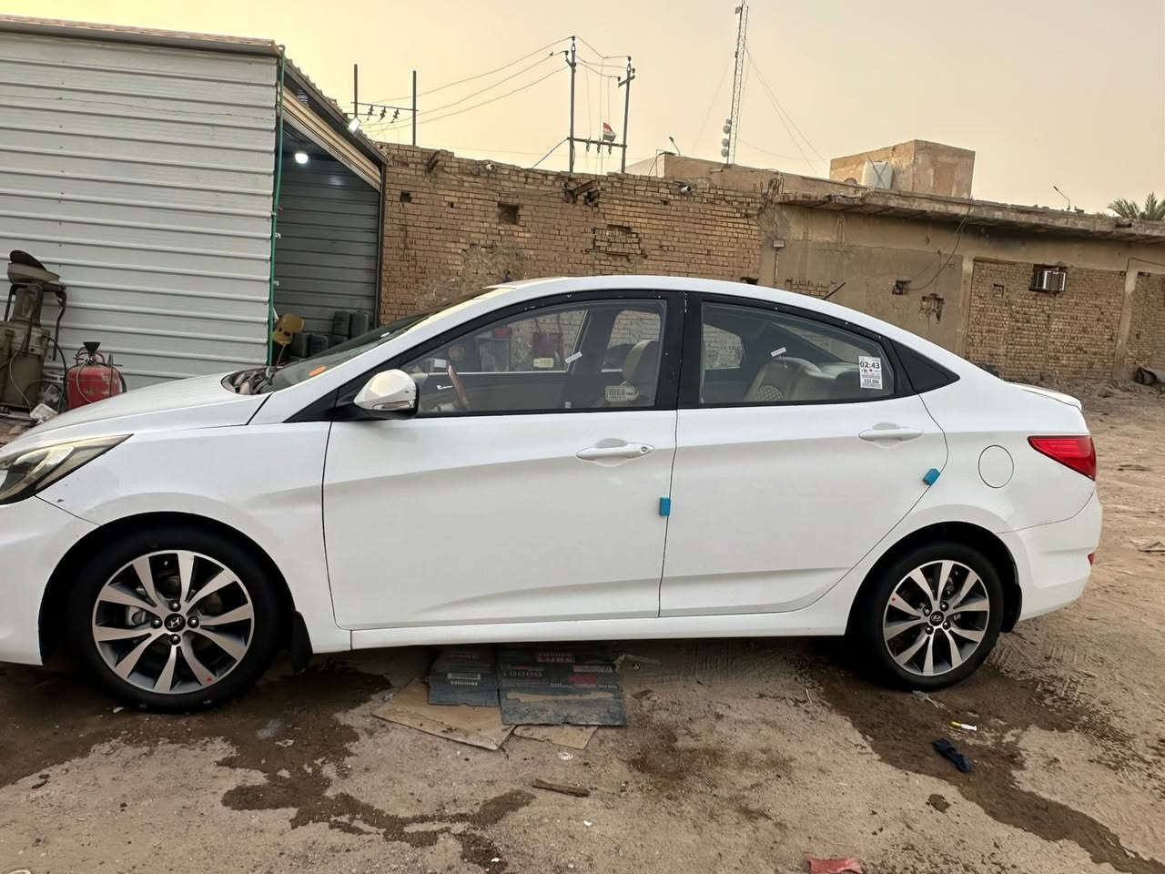 السلام عليكم اكسنت موديل 2015 مواصفات فول فتحه رقم بصره بأسمي تحويل ثاني رقم الانكليزي السياره ماشيه 152حقيقي مكينه كير عل وضع الشركه كفاله حداديه جديده تخم تاير جدد دوشمه جديده ارضيه مفروشه جلد السياره بيها  صبغ جماليه  قليل كلش والسونار موجود السعر 105وبيها مجال للشراي تفاصيل اكثر ***********
