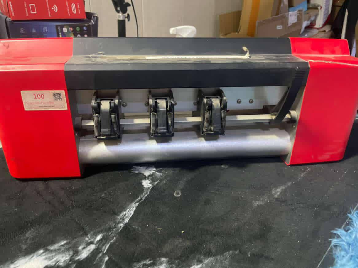 السلام عليكم من رخصه الادمن
جهاز للبيع سعر خاص
***********

يستخدم الجهاز لقص وتشكيل لاصقات الحماية (Hydrogel PPF) للشاشات والهيكل الخلفي لمختلف أنواع الهواتف والأجهزة الإلكترونية
