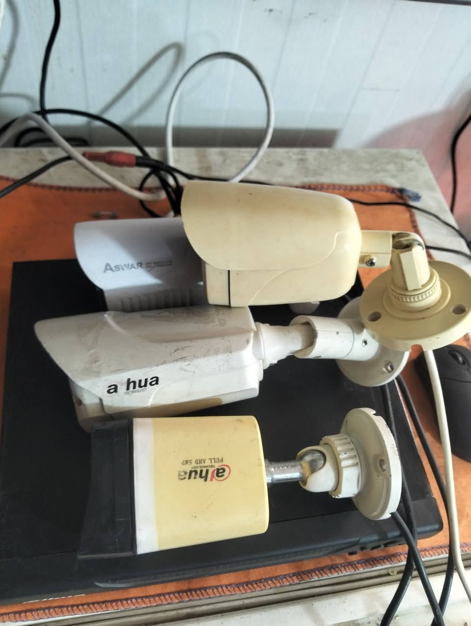 للبيع
جهاز دهوا 4 منافذ
و4 كاميرات
وهارد 500. كيكا

شاهد الفديو بشغل الجهاز
السعر 65 الف مع توصيل
بغداد
***********
