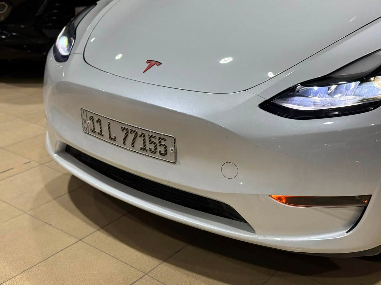 #معرض_سما_دبي_لتجارة_السيارات_الامريكية_والكندية 

#تسلا موديل Y لون ابيض    TESLA MODEL Y Dual Motor
#الموديل : 2024
#الضرر    : السيارة مكفولة كفالة عامة من كل ضرر عدا تصليح بسيط في طرف الجاملغ الامامي الايمن على البارد فقط
#الرقم     : بغداد مميز
#عداد المسافة : 15 الف ميل حقيقي
#السعر   :  220 ورقة مع المجال

#المواصفات :
▪️دبل ماطور
▪️ سقف بانوراما زجاج
▪️ شاشة كبيرة حجم 15 بوصة
▪️ حساسات امامي خلفي اصل 
▪️ حساسات الاجتياز الجانبية 
▪️ طقم ويل حجم 18 مع طقم تاير بحالة ممتازة 
▪️ كاميرات عدد 8
▪️ باب جنطة كهربائي شفط
▪️ ابواب جانبية كهربائية مع بردات اصلية 
▪️ غرفة السيارة جلد اسود اصل 
▪️ تحكم كهربائي متكامل لمقاعد المقدمة 
▪️ شاشة كبيرة لمجموعة من الايعازات 
▪️تحكم بالسياره عن طريق الشاشة
▪️ نظام قيادة آلية Auto Pilot
▪️ عداد ديجيتال
▪️ تشغيل تلقائي
▪️ نظام قيادة ذاتية Full Self drive
▪️ نظام (RCTA) للتنبيه عند الرجوع للخلف
▪️ نظام (RSA) لكشف لافتات السرعه للطريق
▪️ نظام (PSC) الرادار الذكي لمنع الاصطدام 
▪️ نظام (LTA) لتحديد المسار على الطريق
▪️ تشغيل عن بعد
▪️ الدخول الذكي
▪️ نظام ترفيهي كامل متكامل يحتوي على ( YouTube / WhatsApp / Tik Tok / Netflix)
‏▪️ Wifi
‏▪️ GPS
‏▪️ MAPS
‏▪️ Bluetooth
‏▪️ AUX
‏▪️ USB

نكفل السيارة من ( الغرق ، الشاصي و الايرباك )

 الاتصال على : ***********

معرض سما دبي لتجارة السيارات والمزادات الامريكية
النجف - المدينة المائية - مقابل حي الجامعة

ولمشاهدة المزيد من السيارات الخاصة بمعرض سما دبي  للسيارات الامريكية زورو موقعنا على الرابط التالي:

‏https://m.facebook.com/معرض-سما-دبي-لتجارة-السيارات-والمزادات-الامريكية-109437940947714/?ref=bookmarks
