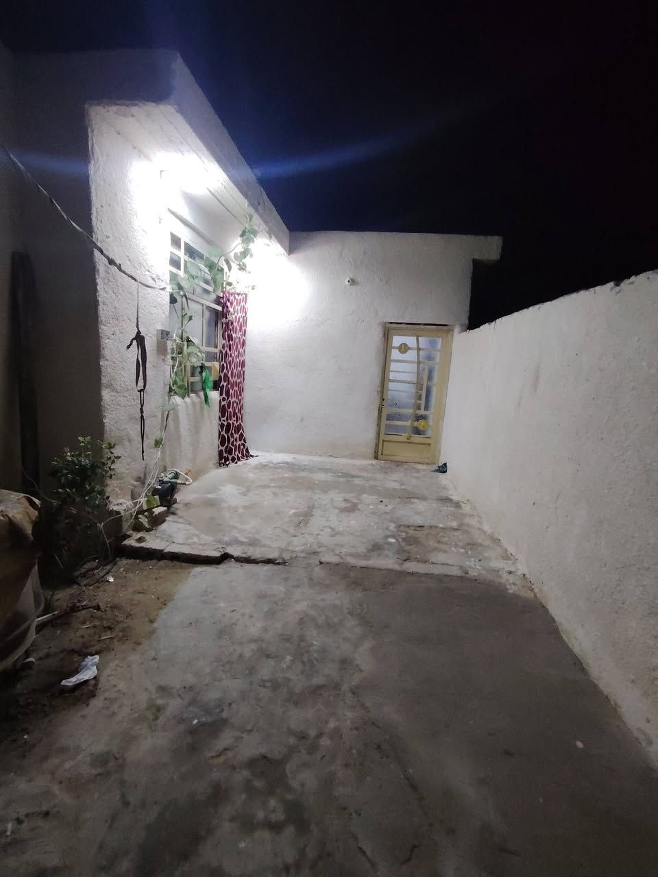 بسم الله الرحمن الرحيم بيت سند ٢٥ مساحته ١١٠ بي غرفتين وصاله ومطبخ ومضيف وطارمه مكان البيت كربلاء افريحه مقابل الجامعه مال افريحه طريق الزوار سعره ٤٥ رقم الهاتف ***********
