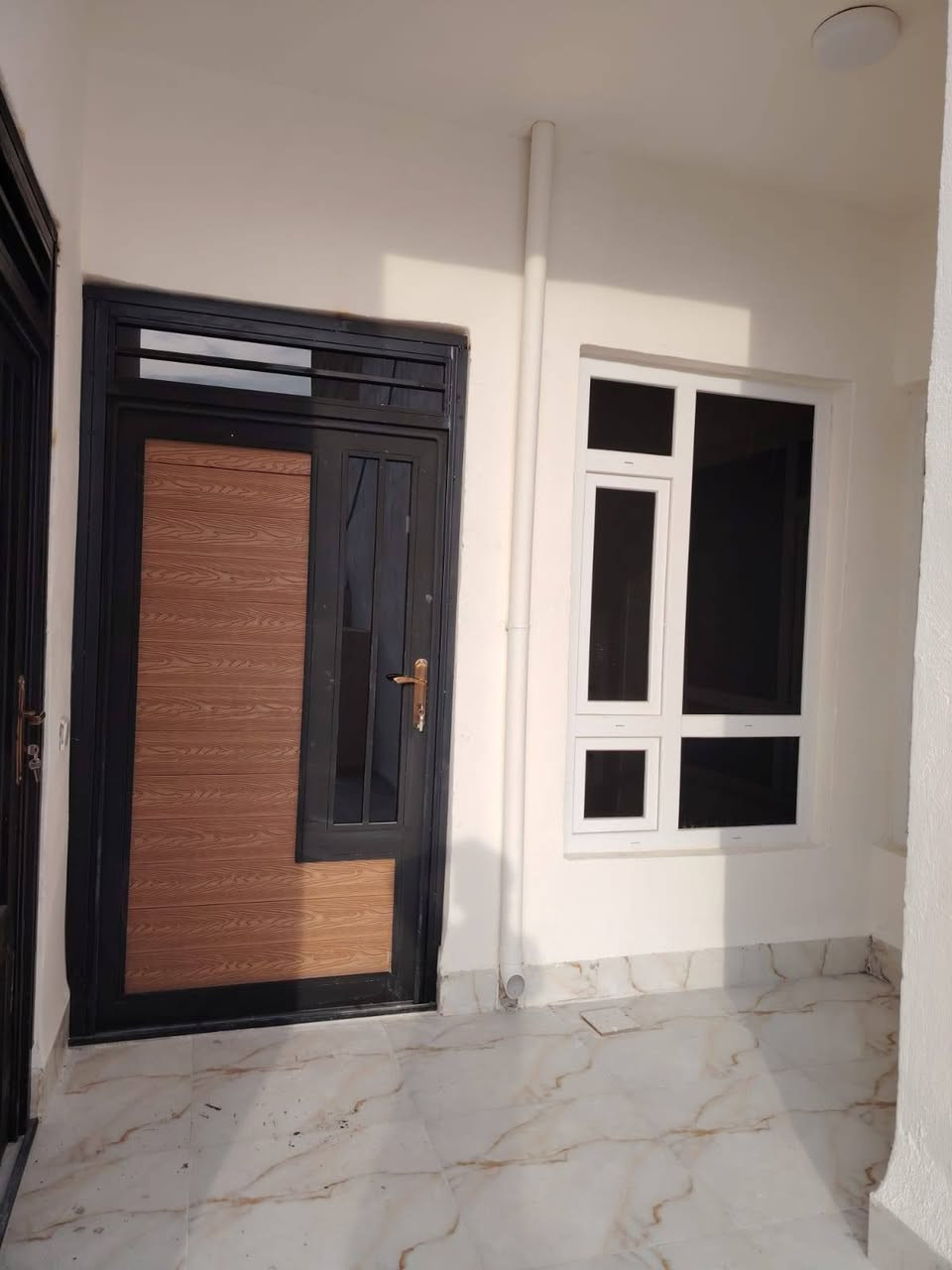 بيت مساحه ١٦٠ متر في منطقه ملك شاه محتويات الدار استقبال وهول وغرفتين  وحمام داخلي وكراج وبيه بير خاص وكامل الخدمات سعر البيت ٣١ مليون وبيه مجال بسيط والبيت بناء حديث غير مسكون الرقم ***********
