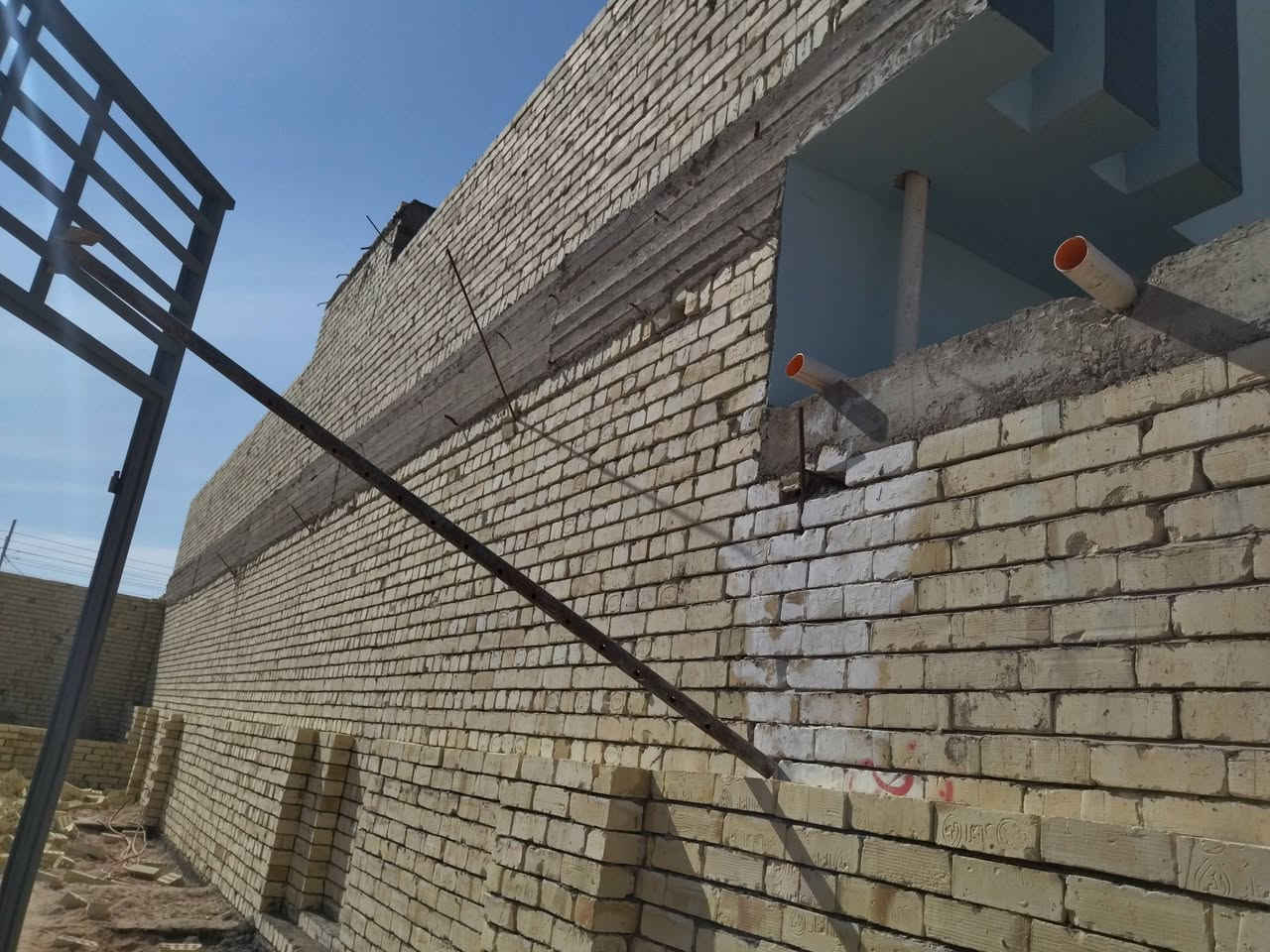 للبيع بيت 100م حي النداء قرب شارع 60 الأميرات الاولى جديد  غير مسكون***********
