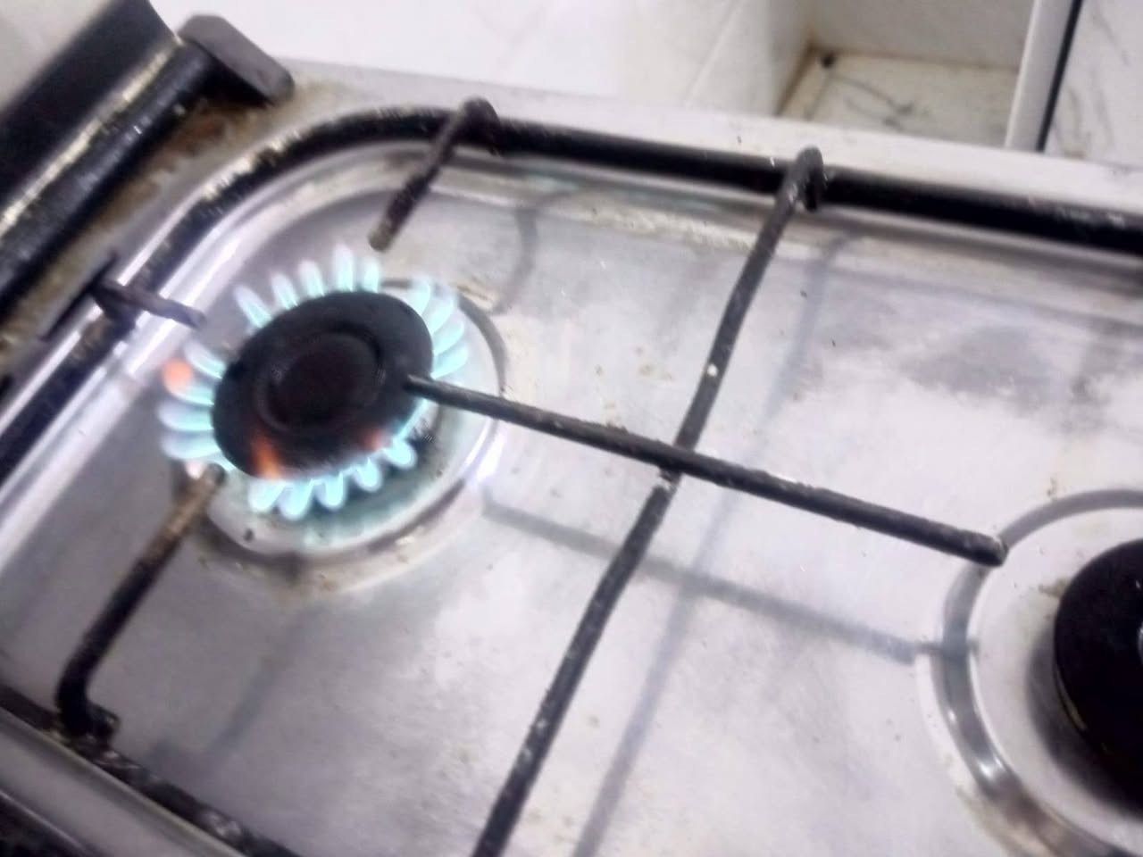 للبيع طباخ شغال كوله ونظيف قيمه واخذه ***********
