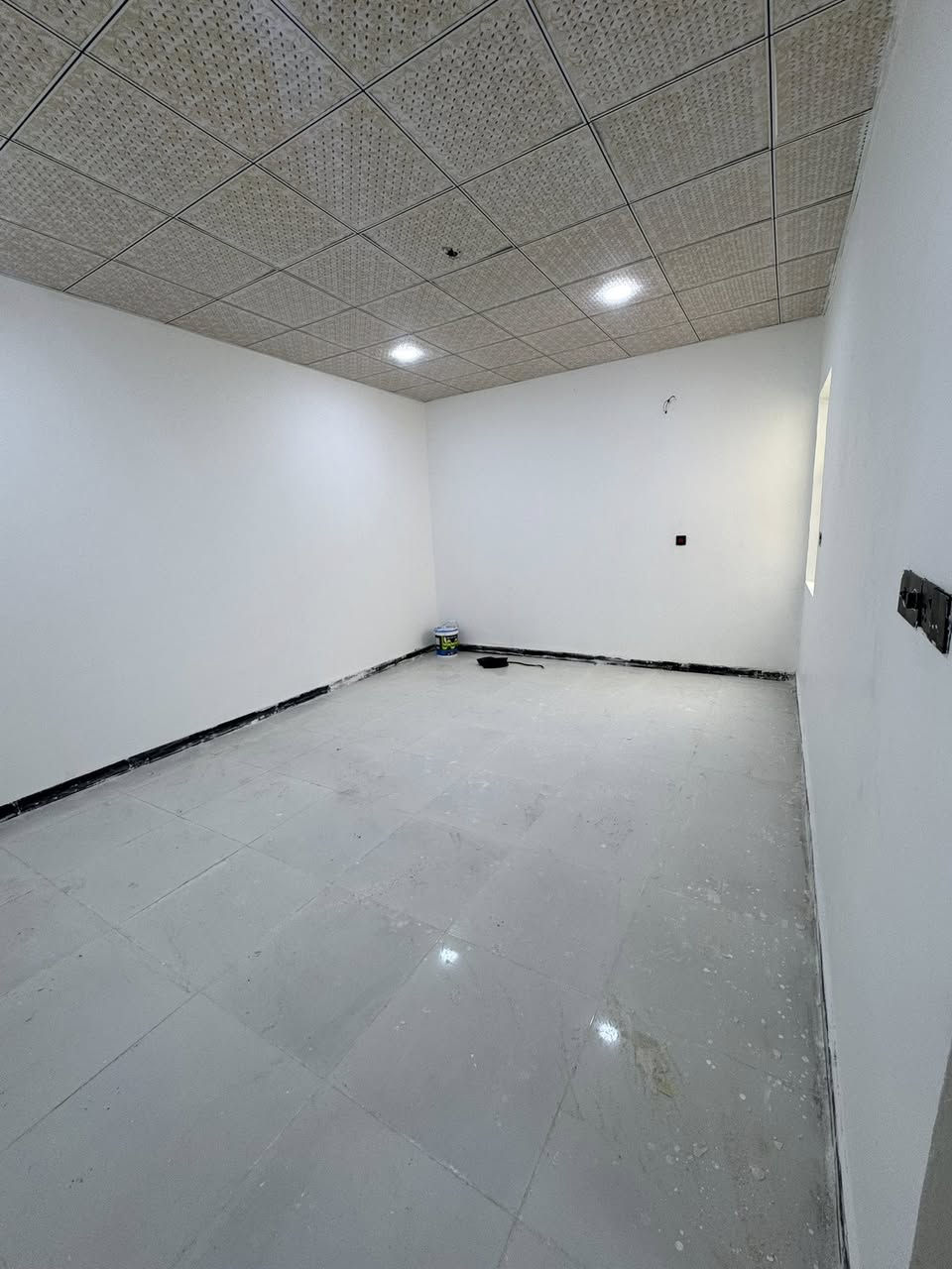 بيت مساحه ١٠٠متر ثالث بيت عن شارع المطار القديم
تفاصيل لبيت
طابق واحد
طابوق السكف صب 
يحتوي لبيت
غرفه
مطبخ
صاله 
استقبال
حمام وصحيات داخلي
حمام وصحيات خارجي
الاستفسار ***********
