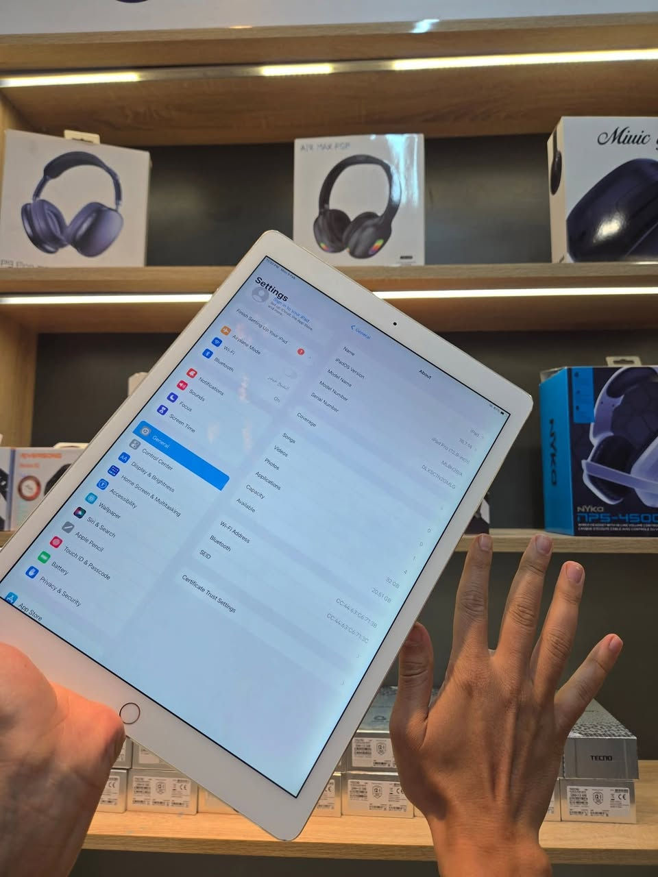 IPad PRO (12.9 2015)🩶
 انظف ايباد واقل ايباد استعمال بلعراق أكبر ايباد من شركت ابل 
بسعر 189 الف فقط 🫠
ذاكرة 32 
بطاريه 94 شرط مو مبدل او معله 🫡
تخيل 10 سنين نازل الايباد ومشحون 265 دوره فقط 🥷
سستم صوت استديو سماعات عملاااااقة 
ارخص وانظف ايباد بلعراق 
معالج قوي جدا 🙃
ايباد مكتبي او للاستعمال لشخصي 
ios 16,7🫡
ظمان اللمس والشحن والصوت والاتصالات كامرات كلوووو ضمان😉 
سعر 189 الف فقط 
واتساب ***********📞
مكان أربيل هفالان قرب جامع سيد طيب #هفالان_اربيل
