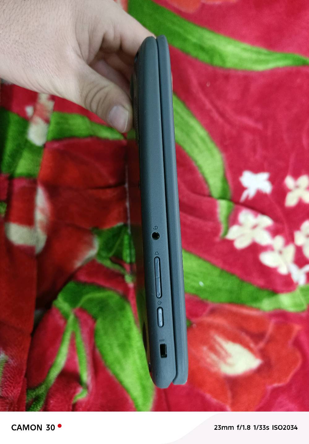 هذا كمبيوتر محمول من طراز Lenovo 300e Chromebook. 
يتميز بشاشة تعمل باللمس مقاس 11.6 بوصة.
يحتوي على مفصلة تدور 360 درجة، مما يسمح باستخدامه في أوضاع مختلفة (كمبيوتر محمول، جهاز لوحي، خيمة، حامل).
يعمل بنظام التشغيل Chrome OS.
مزود بمعالج MediaTek MT8173C رباعي النواة.
تم تصنيعه في الصين بتاريخ 18/07/01.
ترجمة النص الأساسي
كمبيوتر محمول
الشركة المصنعة: Lenovo PC HK Limited
صنع في الصين
طراز: 81H0
المدخلات: 15 فولت 3 أمبير
تاريخ التصنيع: 01/07/18
الرقم التسلسلي: P202VPFG
معرف المصنع: HFBITLAND
